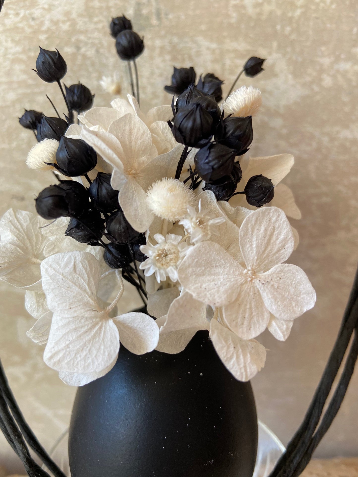 Ei | Anhänger | getrocknete Blüten | Ostern | Osterstrauch | Osterdeko | Schwarzweiß | Trockenblumen | schlichte Deko