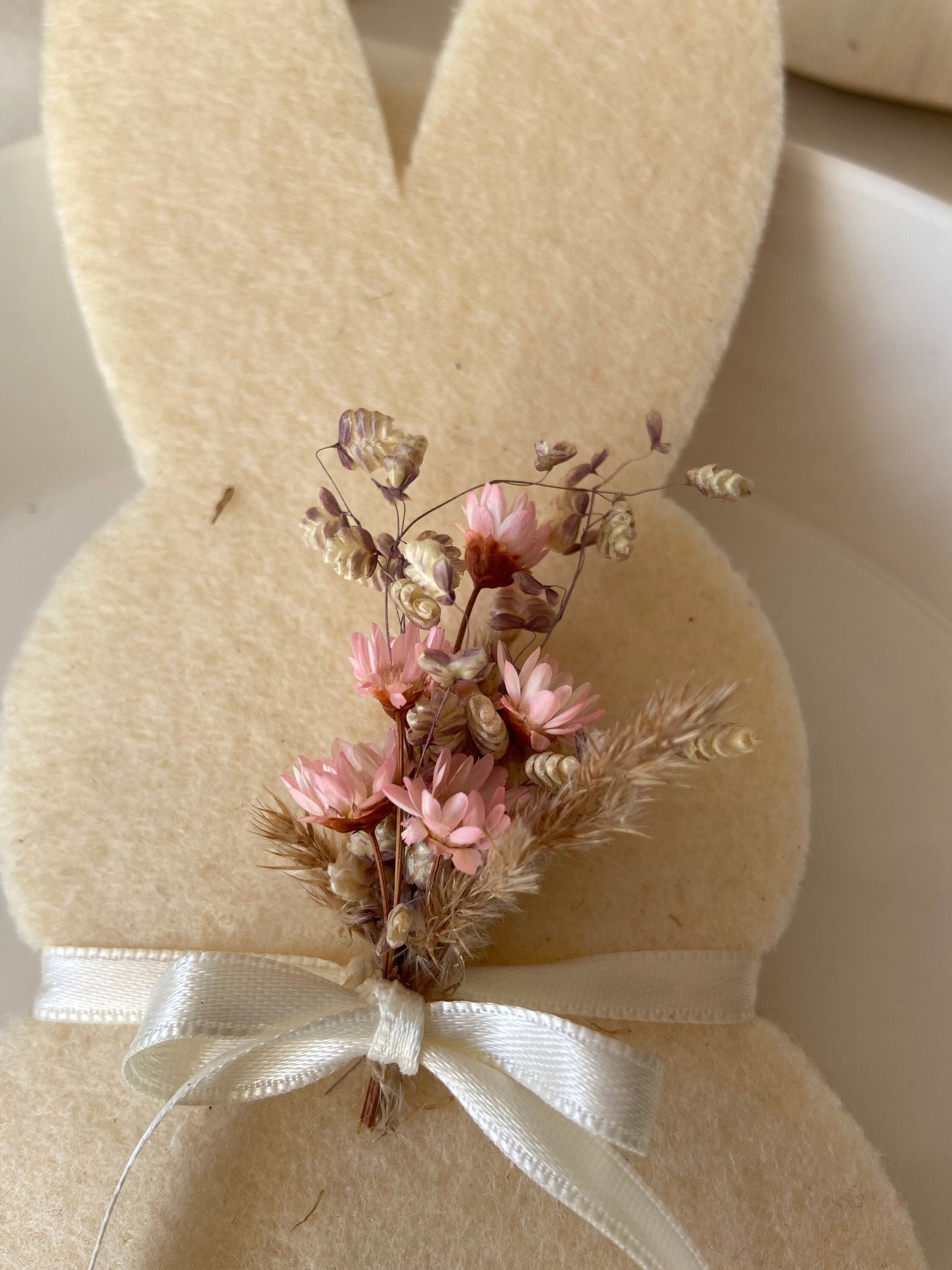 Hase | Osterhase | Filzhase | getrocknete Blüten | Ostern | Ostertisch | Osterdeko | | Trockenblumen | Deko | Einladung | Tischdeko