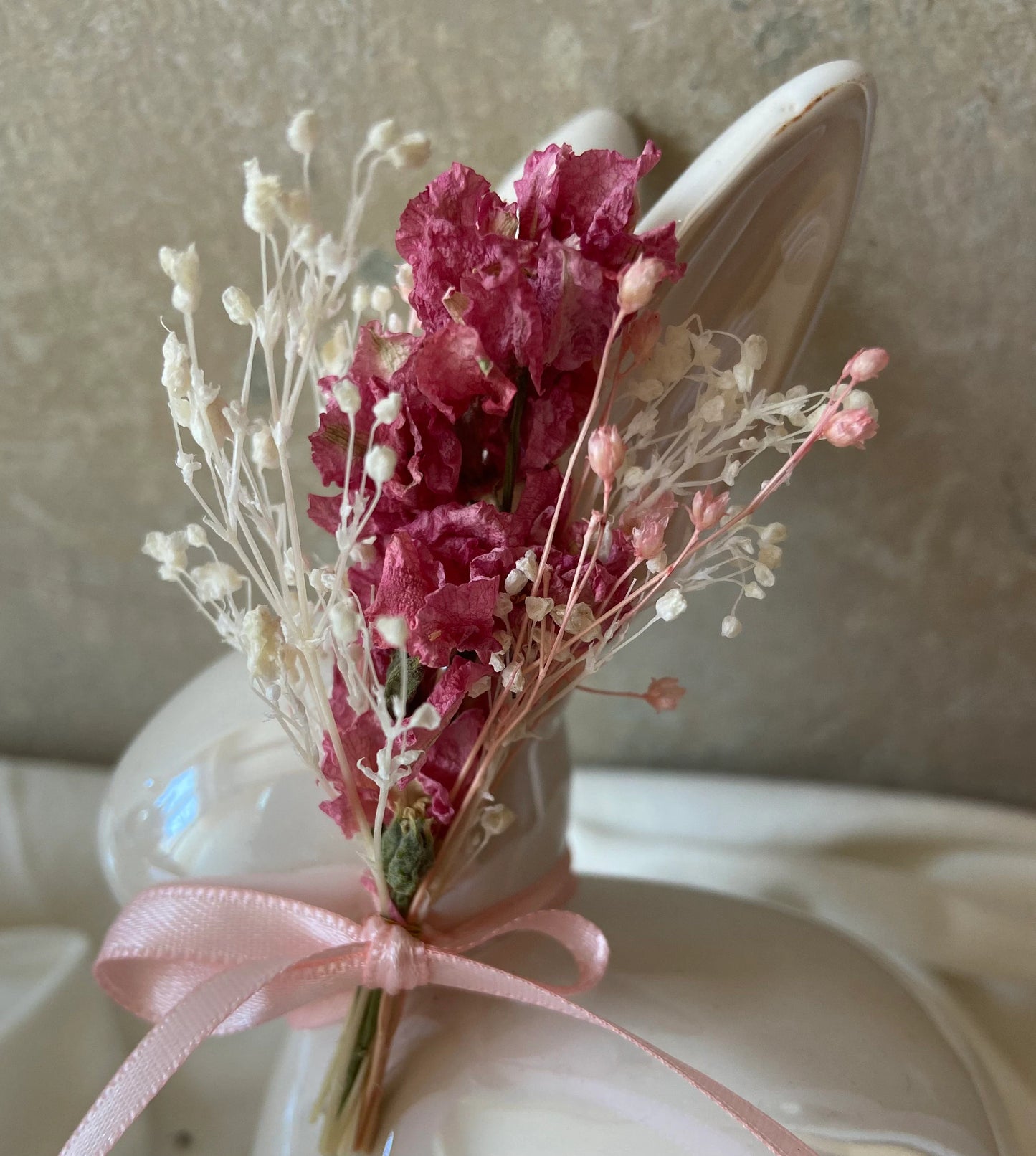 Hase | Osterhase | Keramikhase | getrocknete Blüten | Ostern | Ostertisch | Osterdeko |Trockenblumen | Deko | Tischdeko