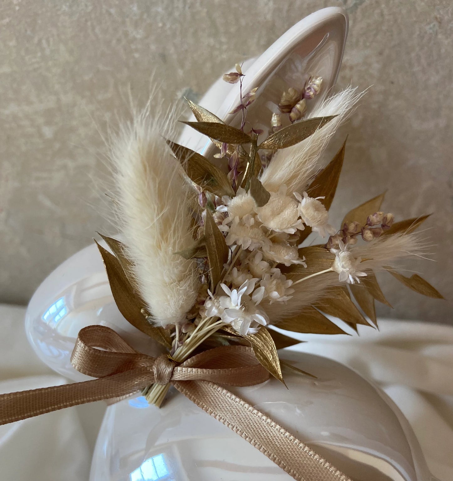Hase | Osterhase | Keramikhase | getrocknete Blüten | Ostern | Ostertisch | Osterdeko |Trockenblumen | Deko | Tischdeko