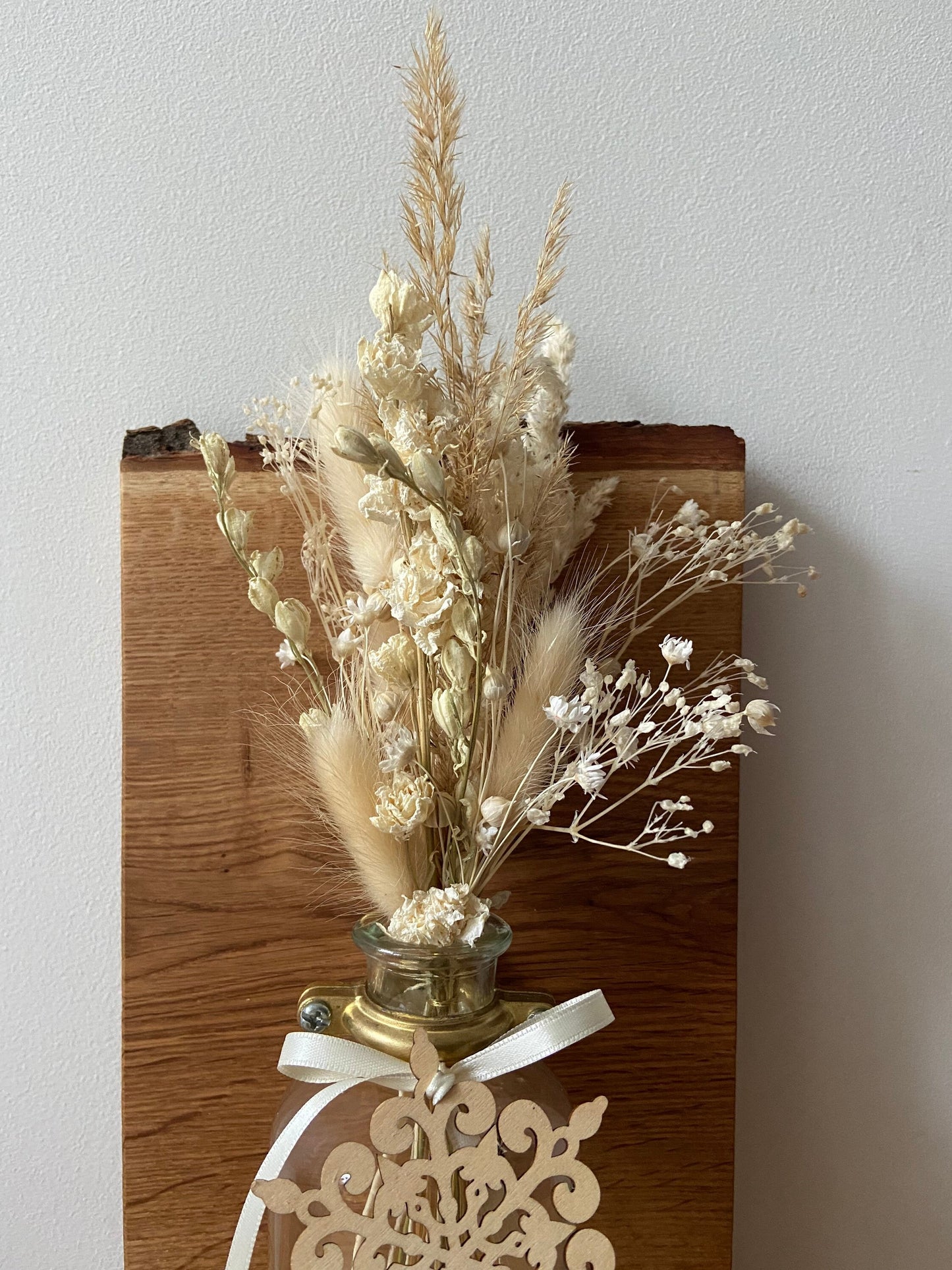 Holzbrett mit Glasvase | Wandschmuck | Trockenblumenstrauß | Holzbrett | Schneeflocke | Geschenk | Weihnachten