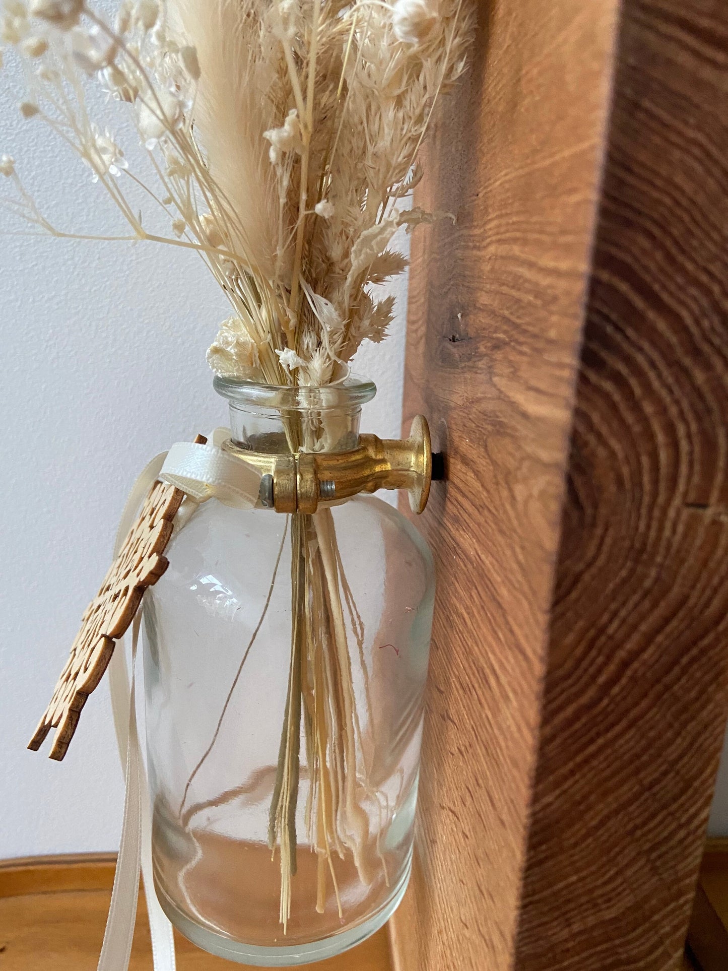 Holzbrett mit Glasvase | Wandschmuck | Trockenblumenstrauß | Holzbrett | Schneeflocke | Geschenk | Weihnachten