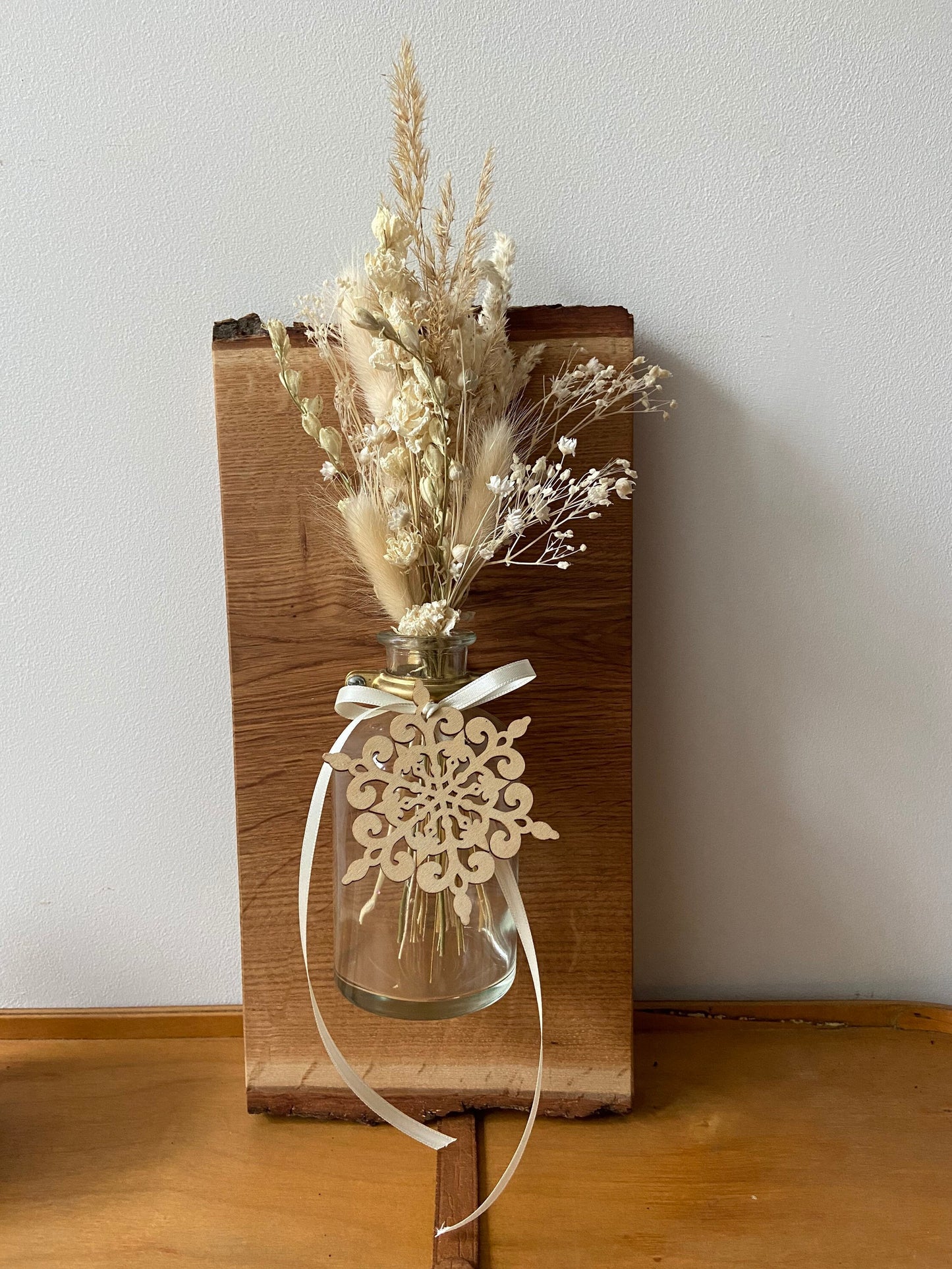 Holzbrett mit Glasvase | Wandschmuck | Trockenblumenstrauß | Holzbrett | Schneeflocke | Geschenk | Weihnachten