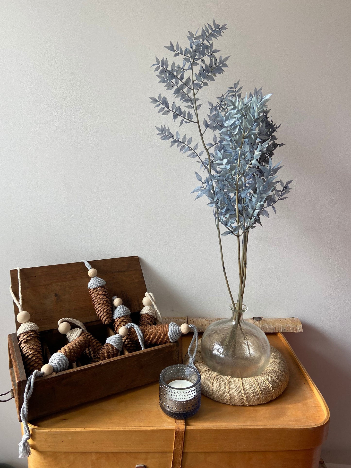 Ruskus | stechender Mäusedorn | Dornmyrte | silbergrau | graublau | Trockenblume | Zweige für die Vase | Home Decor | Blumendeko
