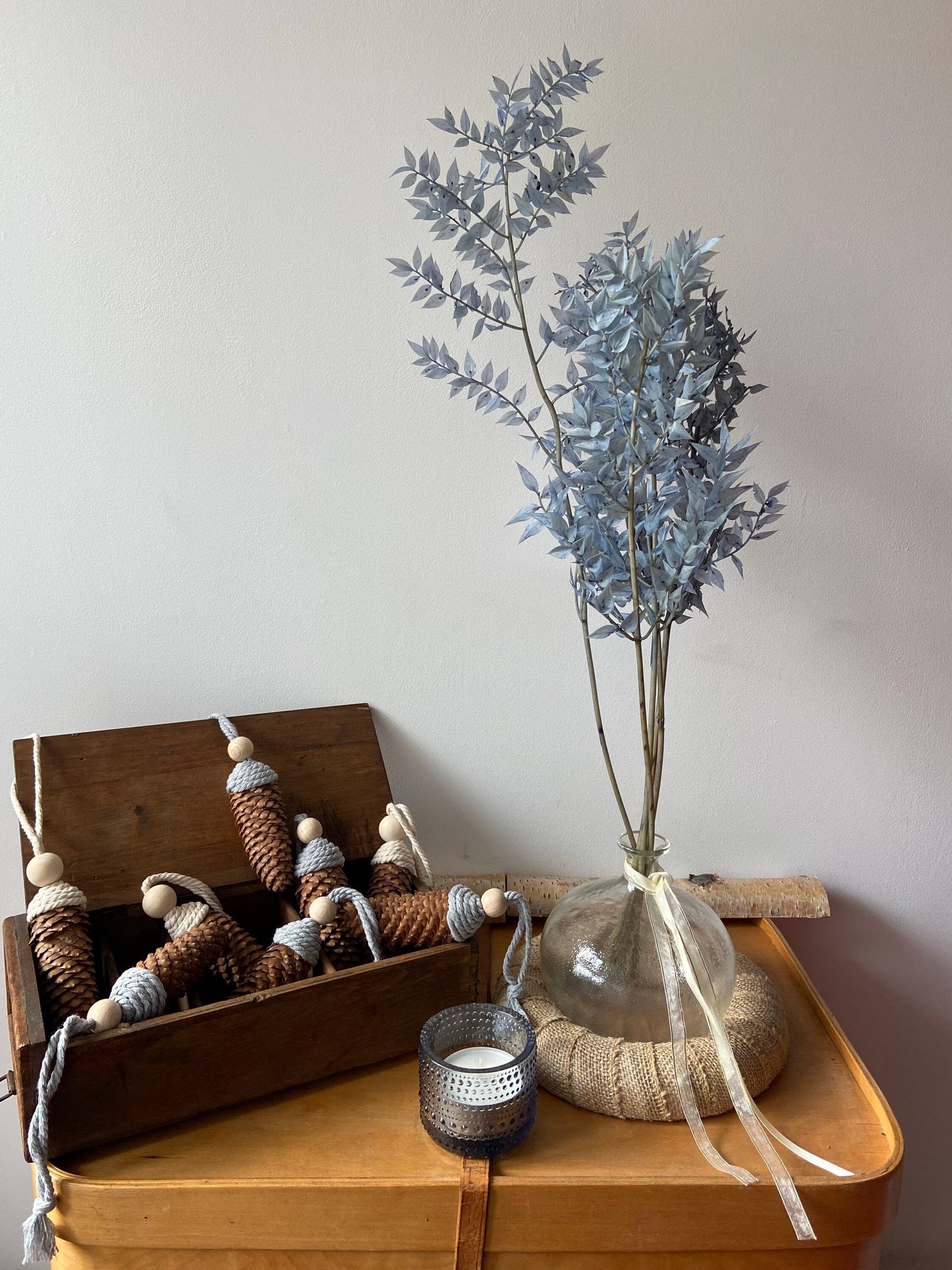 Ruskus | stechender Mäusedorn | Dornmyrte | silbergrau | graublau | Trockenblume | Zweige für die Vase | Home Decor | Blumendeko