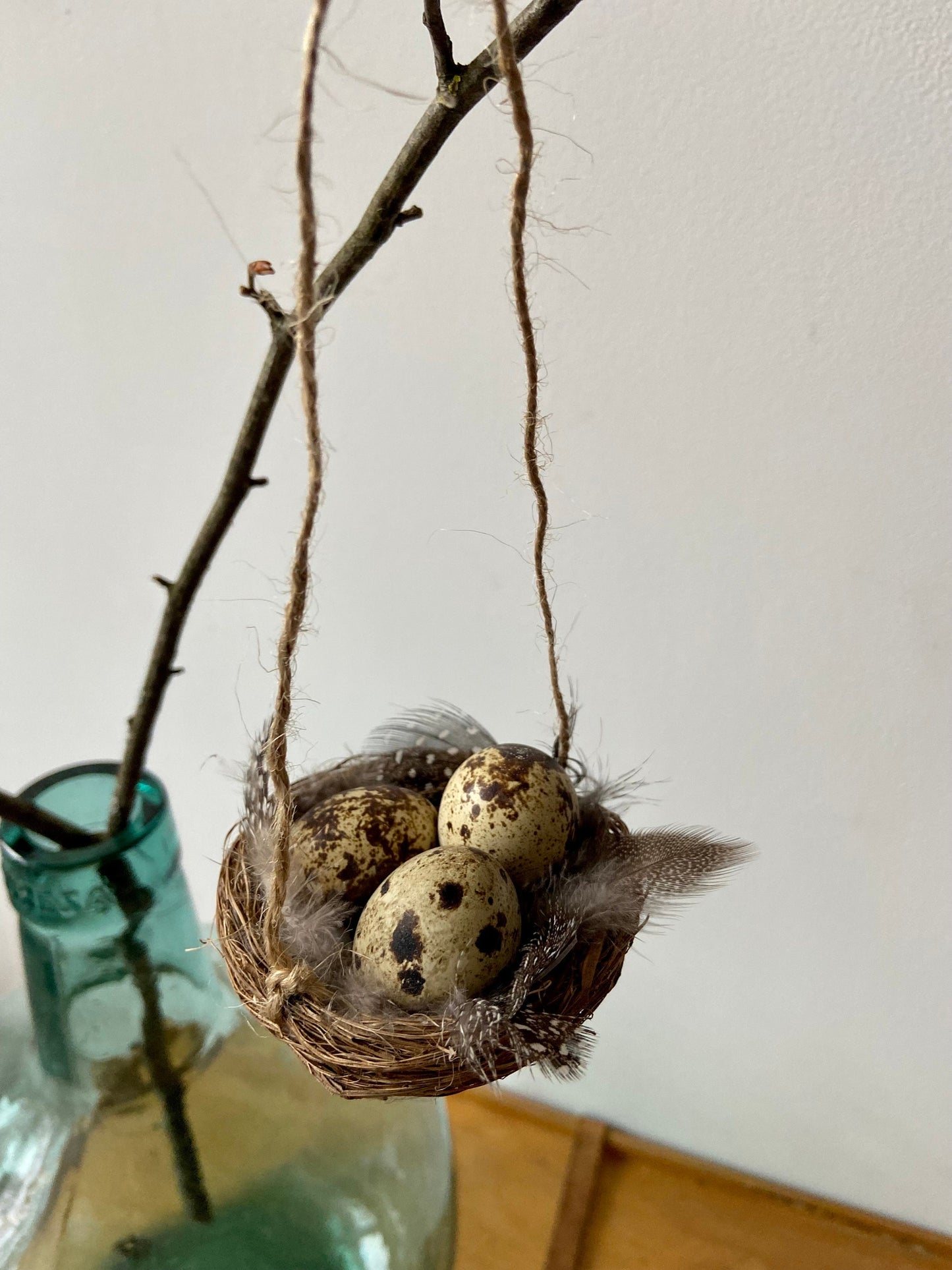 Hängende Nestchen mit Wachteleiern & Federn | Ostern | Frühling | Dekoration | Osterdeko | natürliche Deko | Skandinavisch | schlicht
