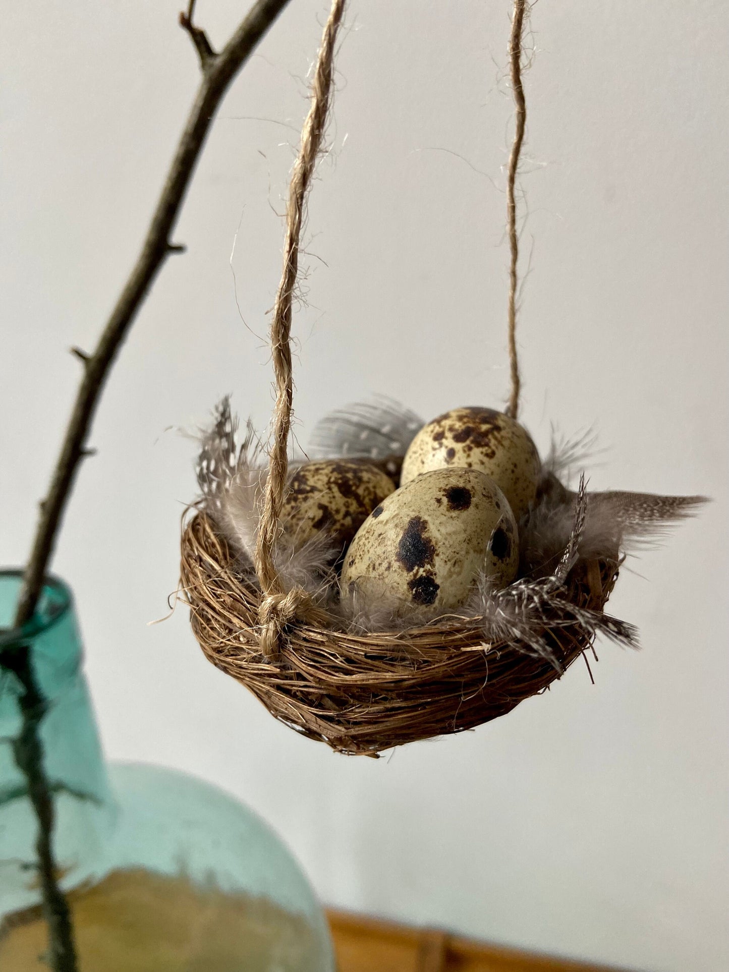 Hängende Nestchen mit Wachteleiern & Federn | Ostern | Frühling | Dekoration | Osterdeko | natürliche Deko | Skandinavisch | schlicht