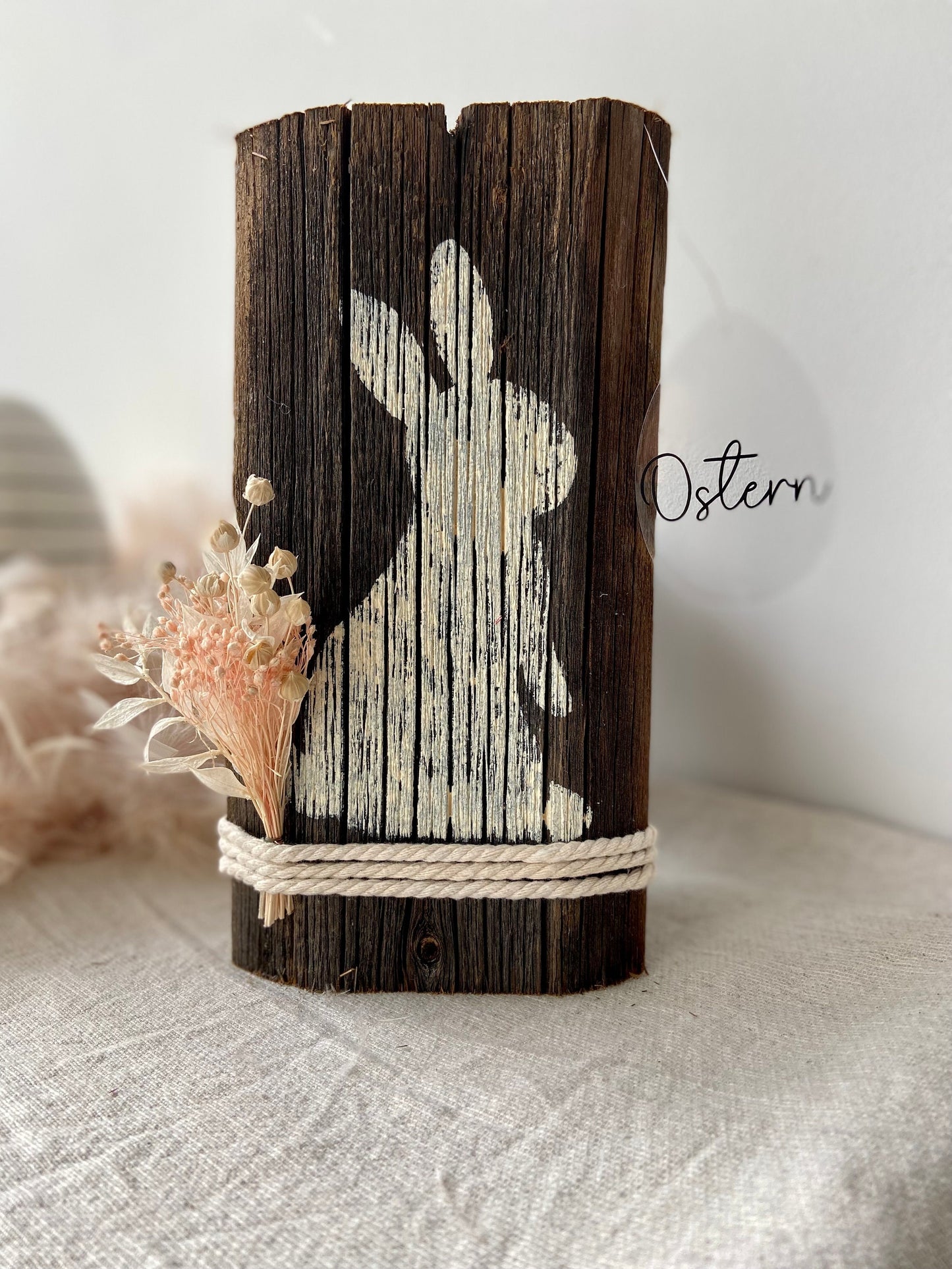 Osterhase auf Holz | Osterdeko | Frühlingsdekoration | Holzdeko | schönes fürs Zuhause | Wohndeko | Hase | Trockenblumen