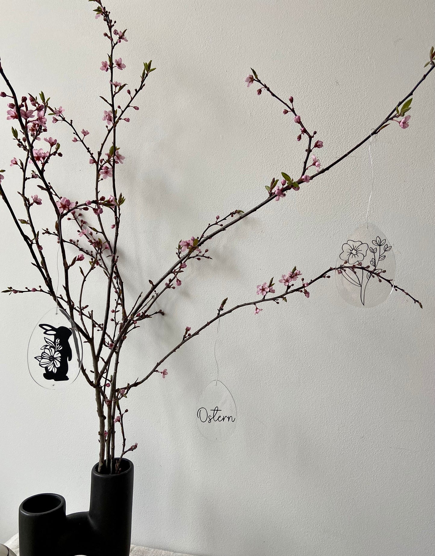 Osterei-Anhänger | Hase | Schriftzug | Osterei | mit Blüten | Osterdeko | Frühling | Acryl | Osterstrauch | zart | plotten | schwarz