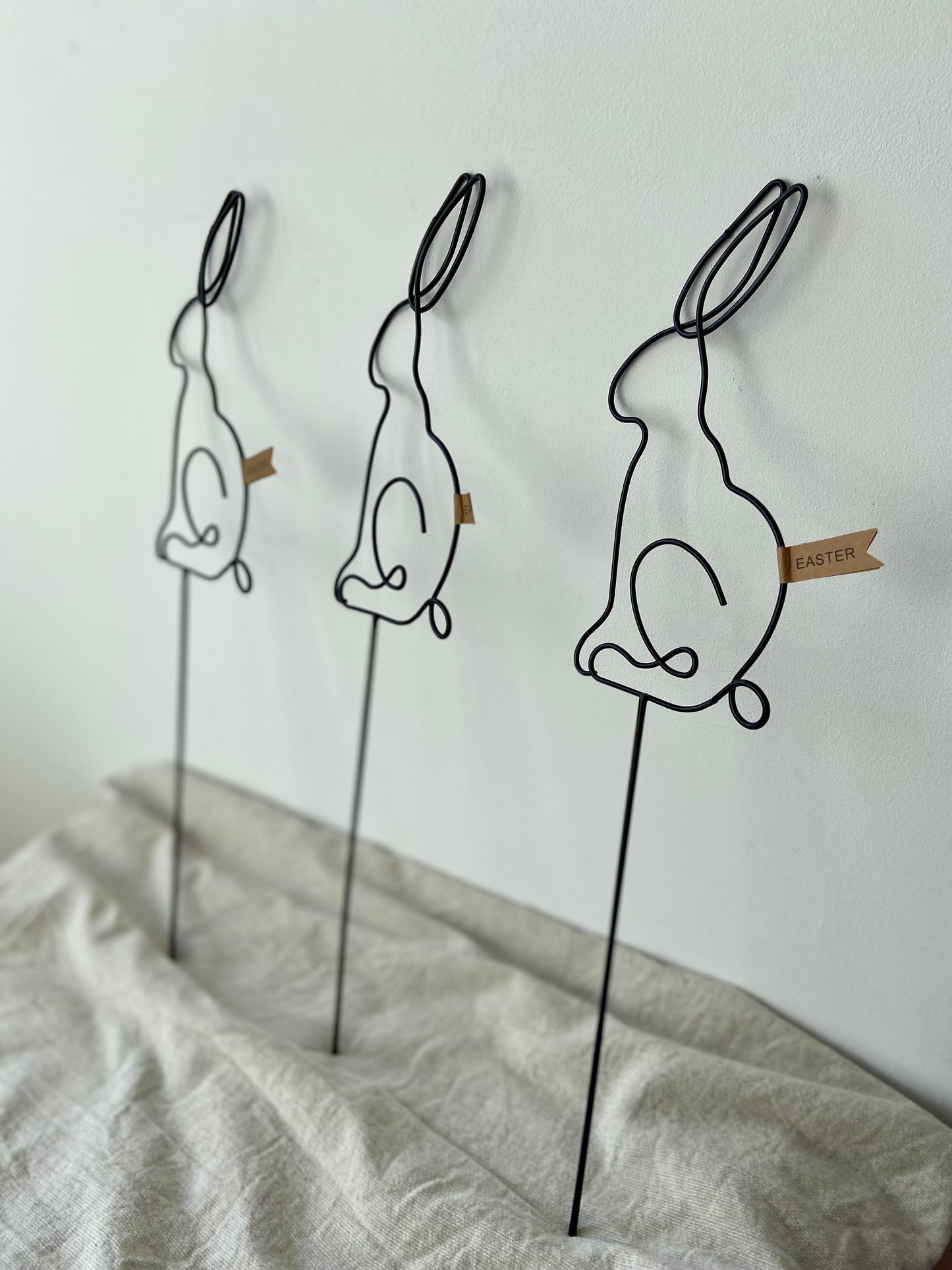 Metall Hase | Osterhase | Frühlingsdeko | Osterdekorstion | Oster Topper | Hase | schwarz | Blüten | Stab