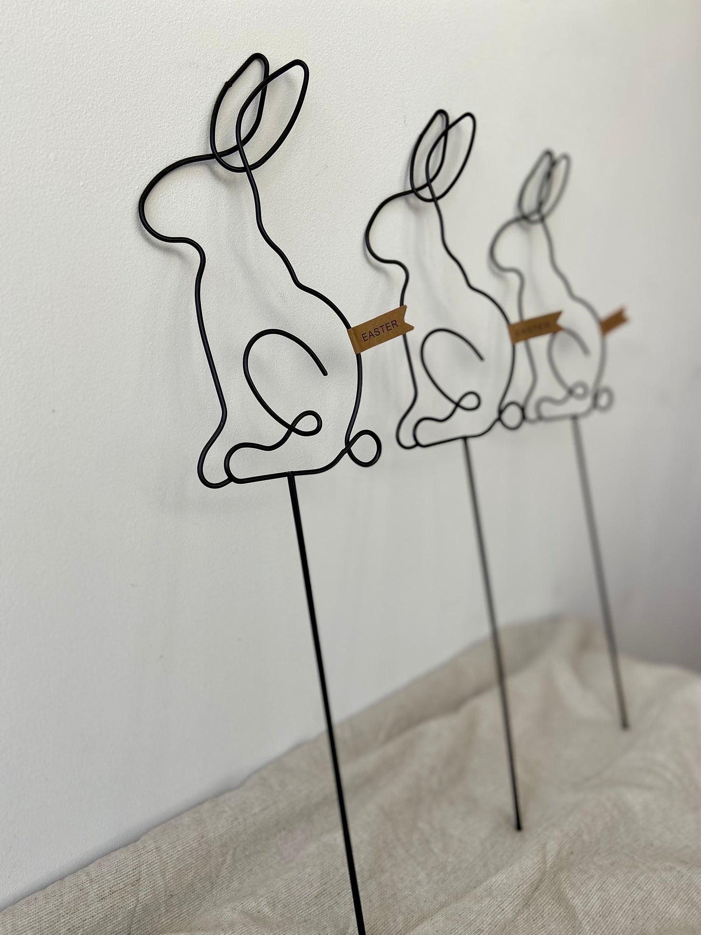Metall Hase | Osterhase | Frühlingsdeko | Osterdekorstion | Oster Topper | Hase | schwarz | Blüten | Stab
