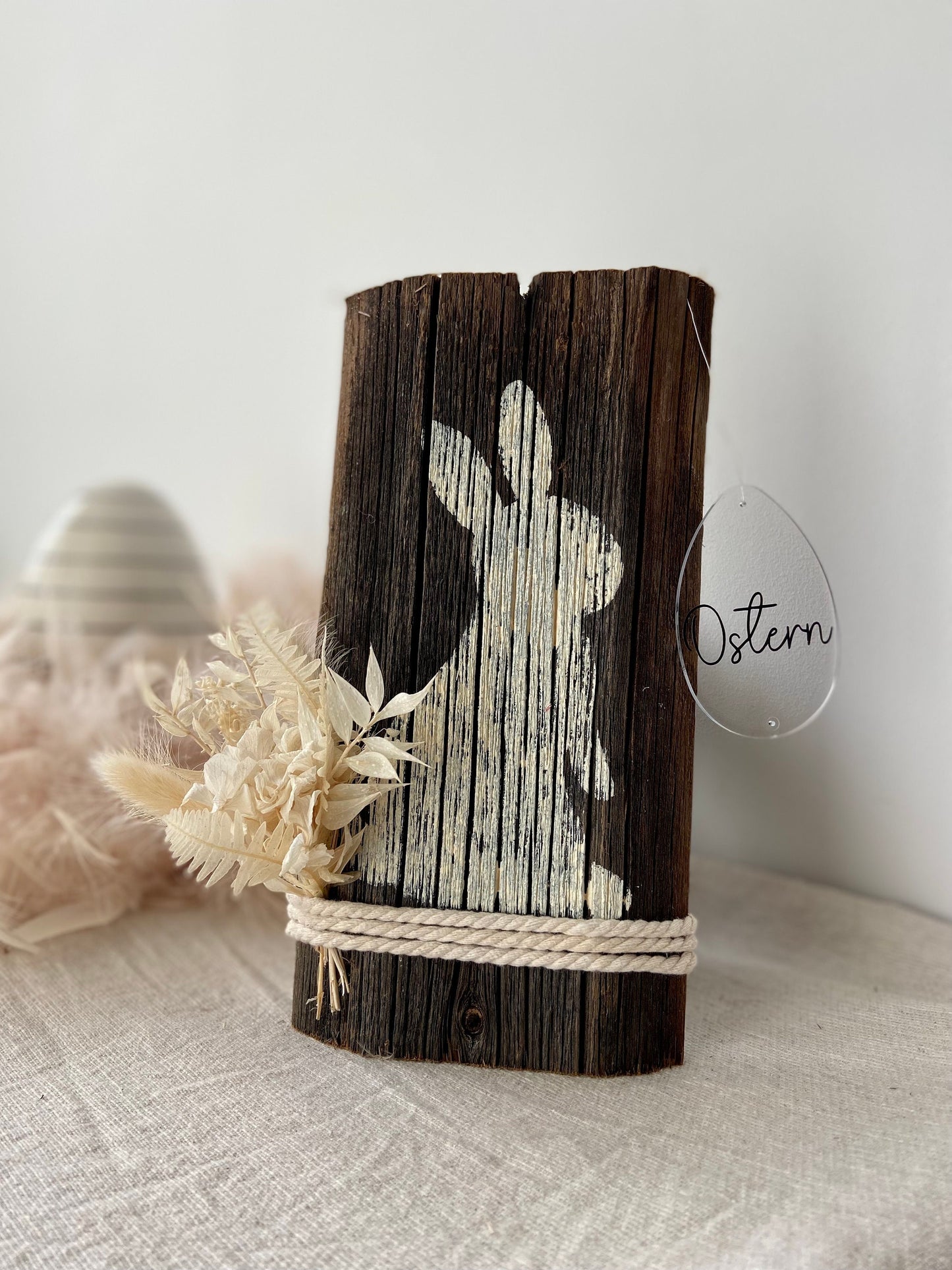 Osterhase auf Holz | Osterdeko | Frühlingsdekoration | Holzdeko | schönes fürs Zuhause | Wohndeko | Hase | Trockenblumen