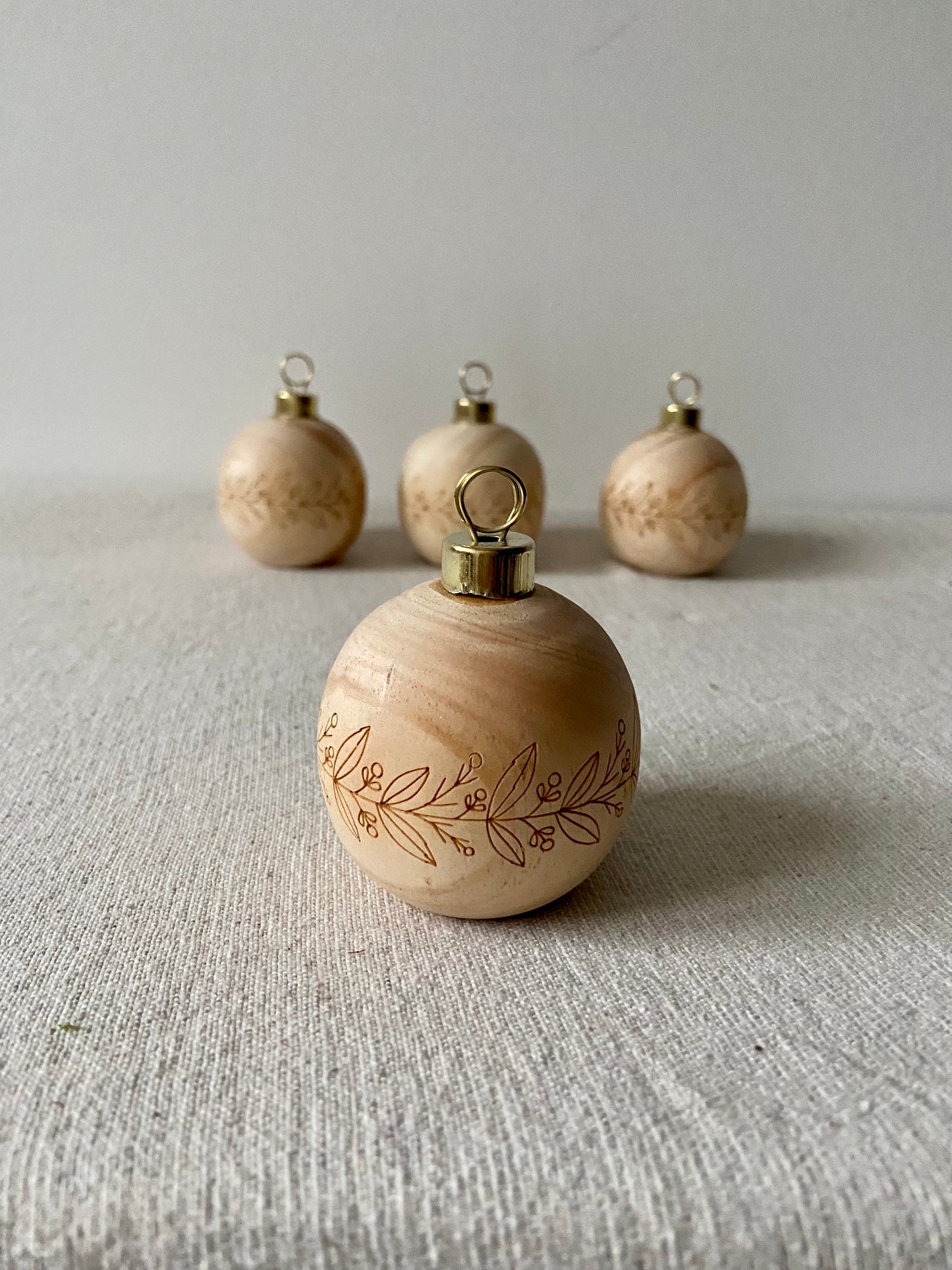 Holzkugeln für Tischkarten | Tischkartenhalter | Holz | Weihnachten | Adventsdeko | Hochzeit | Platzkarten | Holzkugeln | Blumen | Ostern