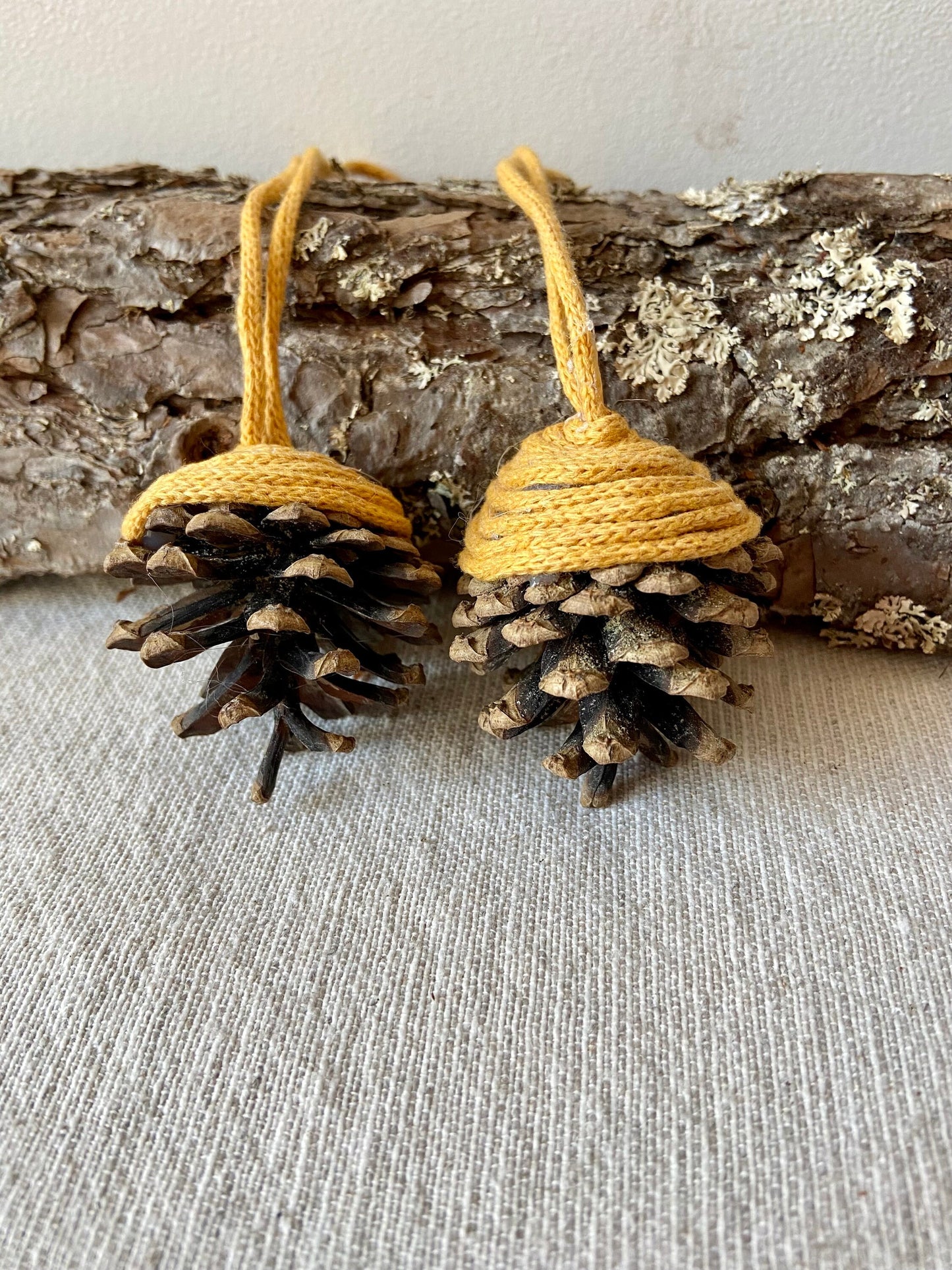 Zapfen der Kiefer | zum aufhängen | Jutegarn | klein | 3-4 cm