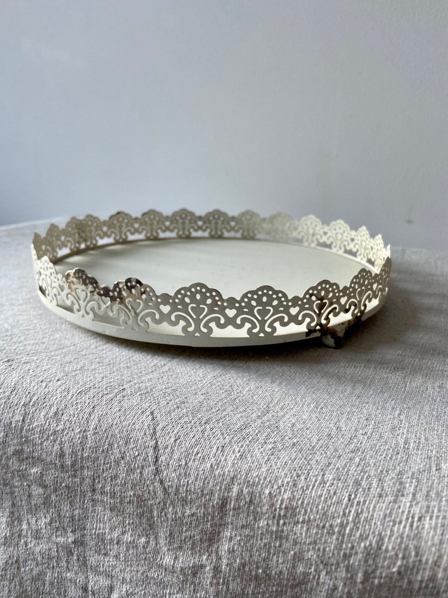 Metall Tablett mit Füßen | Deko Schale | ShabbyLook | runde Schale | Ornamente | Weihnachten | Advent | Winter | Deko | Tablett | weiß