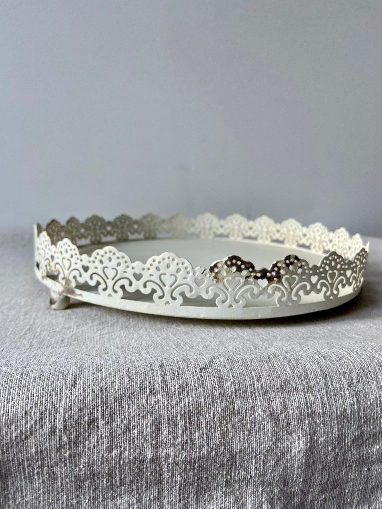 Metall Tablett mit Füßen | Deko Schale | ShabbyLook | runde Schale | Ornamente | Weihnachten | Advent | Winter | Deko | Tablett | weiß