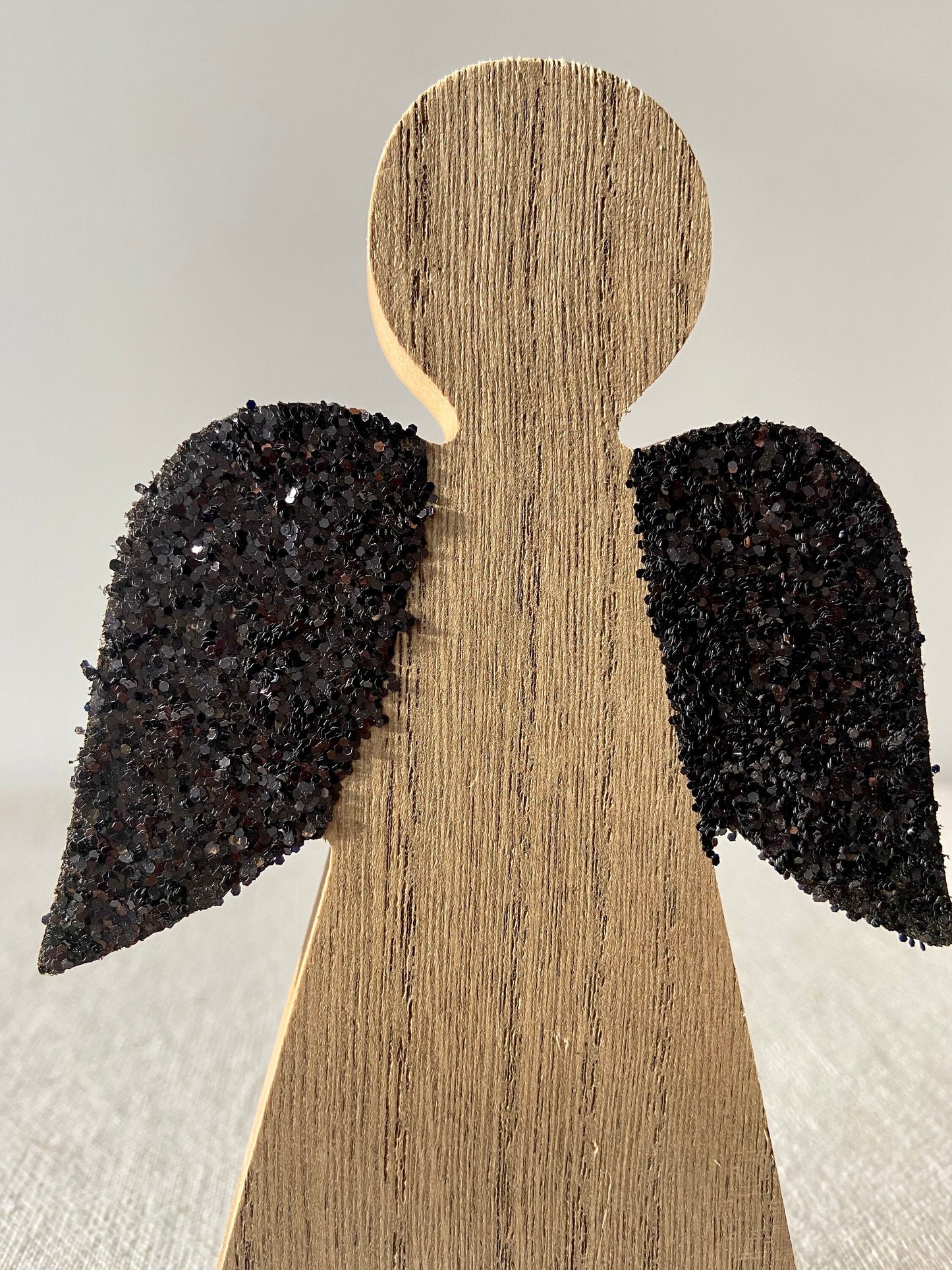 Holzengel mit Glitzerflügel | Schwarz | Glitzer | Engel | Holz | Weihnachtsengel | Adventsdeko | Weihnachtsdeko | Weihnachten | Schutzengel
