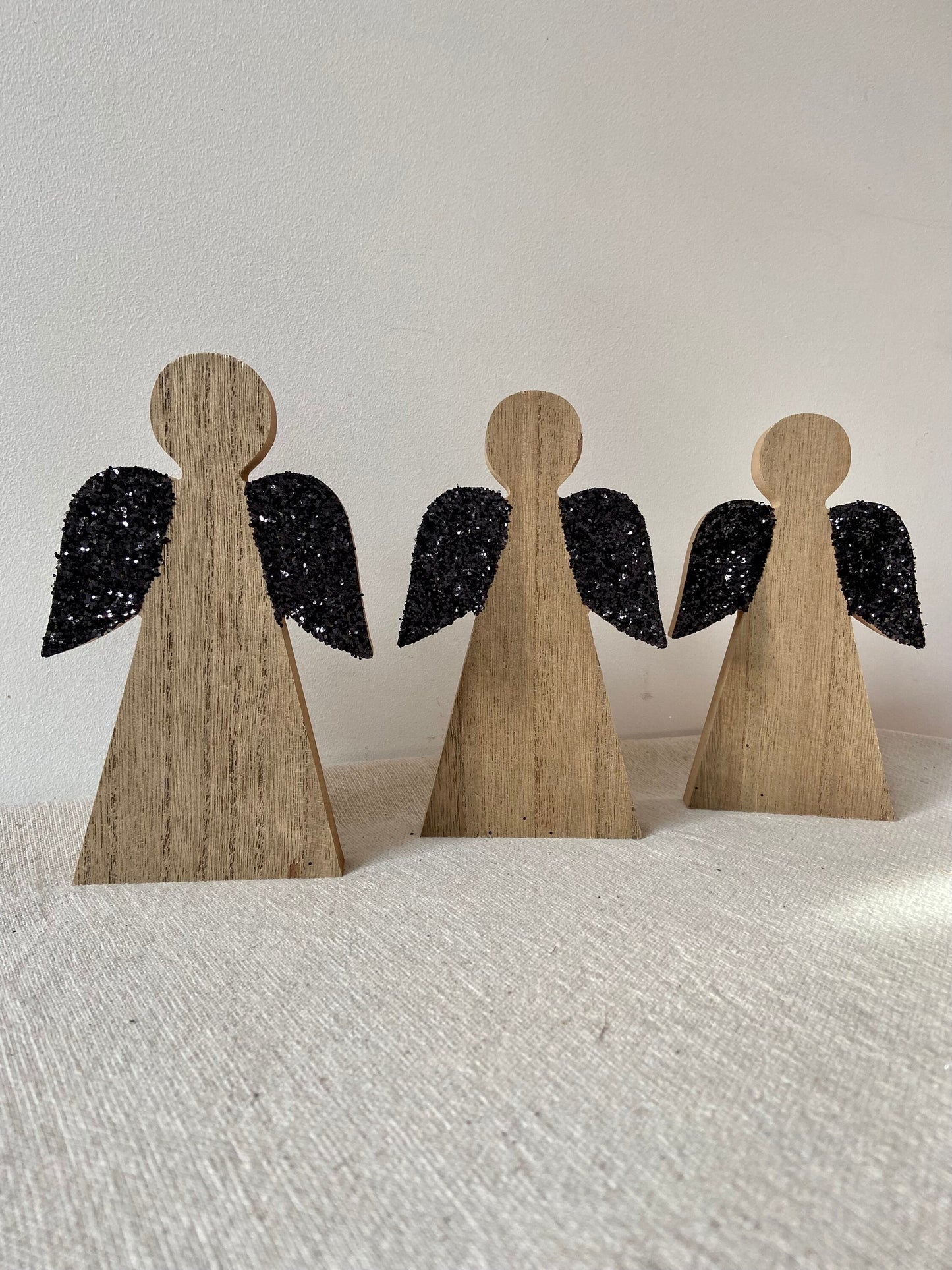 Holzengel mit Glitzerflügel | Schwarz | Glitzer | Engel | Holz | Weihnachtsengel | Adventsdeko | Weihnachtsdeko | Weihnachten | Schutzengel