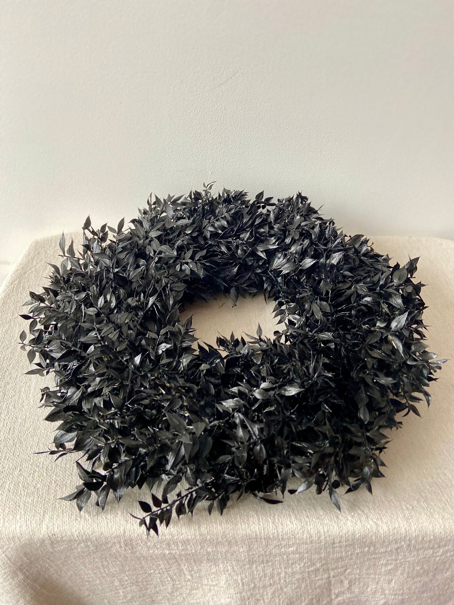 Kranz aus Ruskus | Schwarz | Trockenblumen | Home Decor | Blumenkranz | Ruskuskranz | Deko | Boho-Style | Skandinavisch