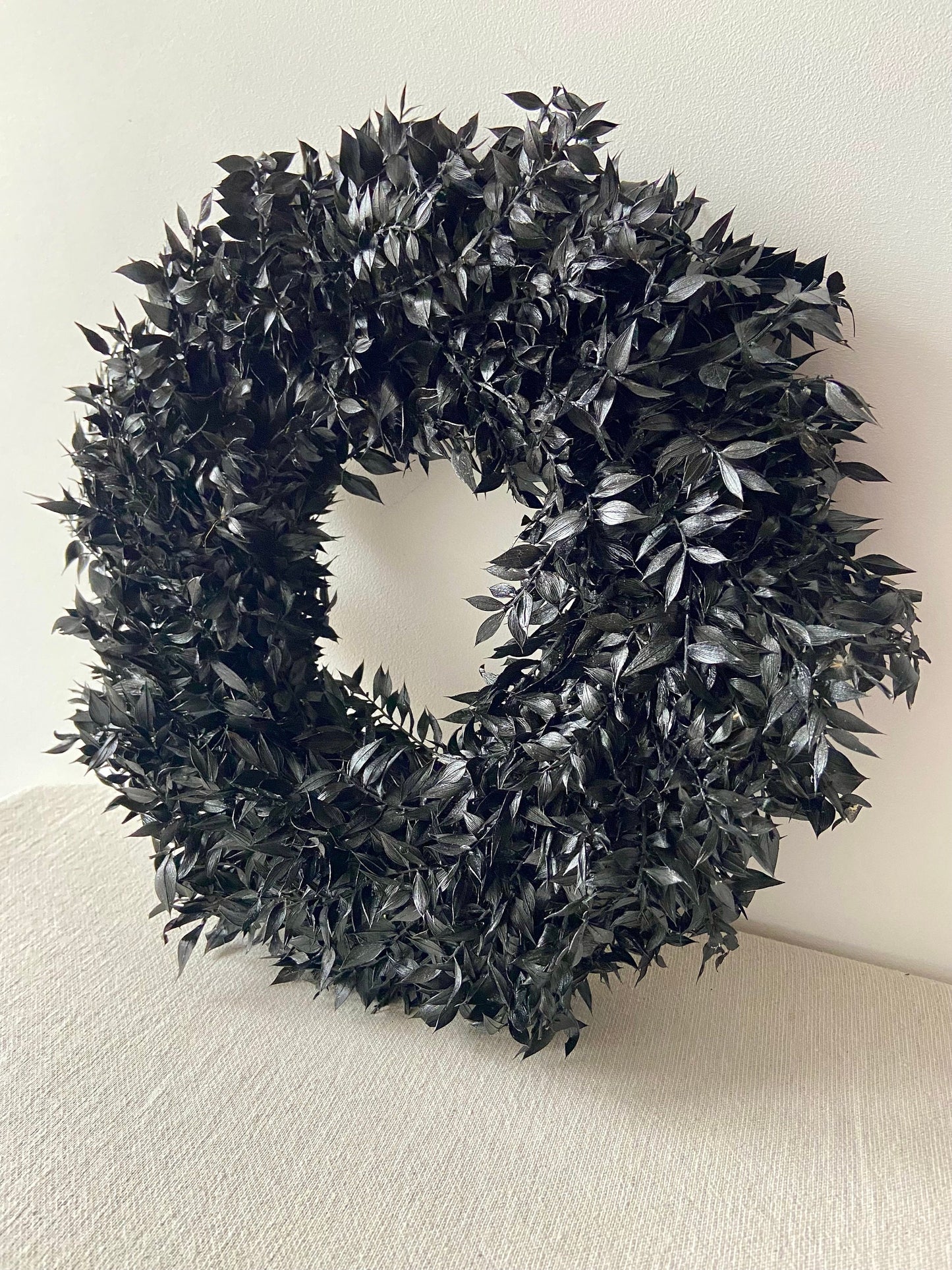 Kranz aus Ruskus | Schwarz | Trockenblumen | Home Decor | Blumenkranz | Ruskuskranz | Deko | Boho-Style | Skandinavisch