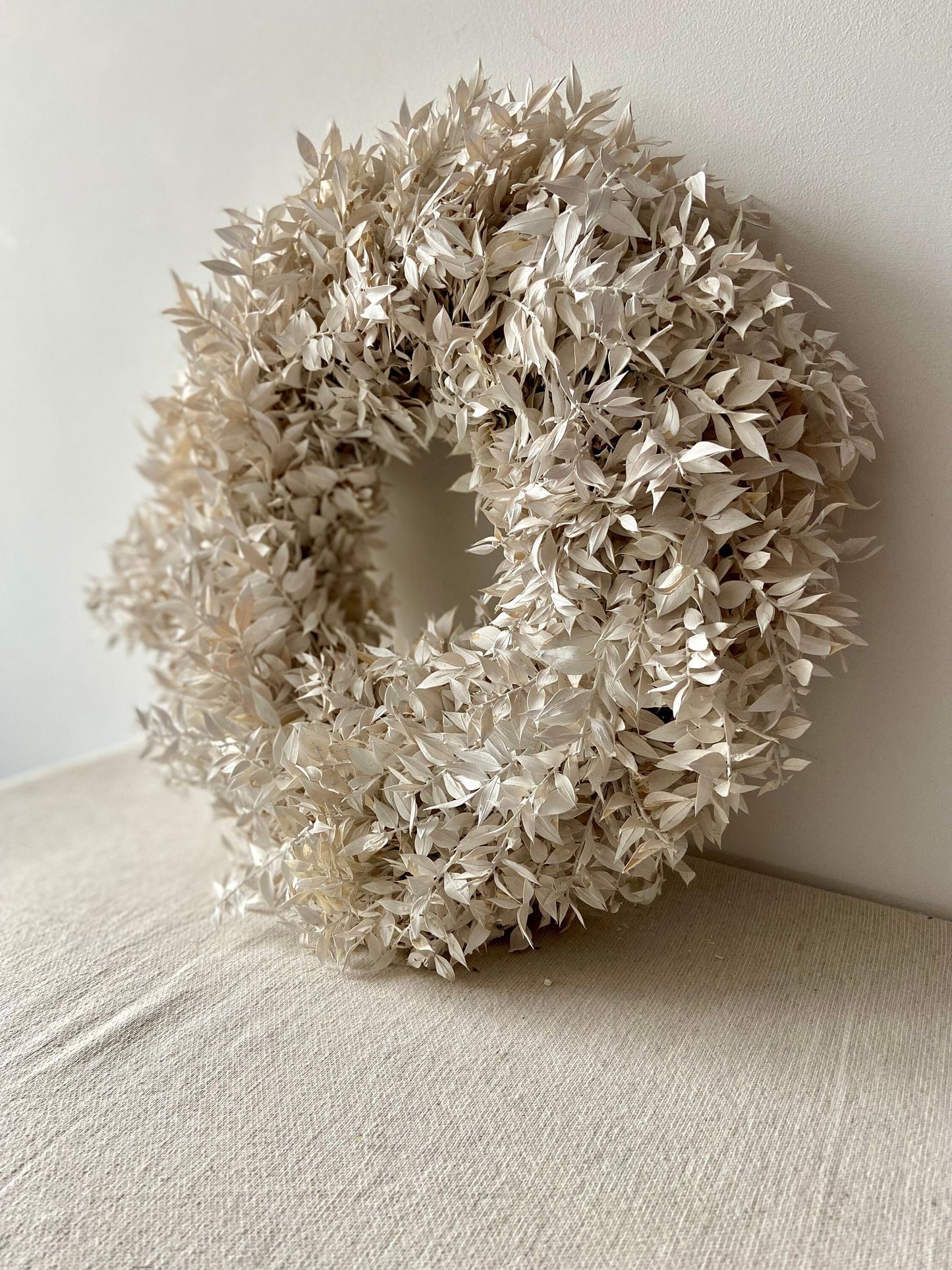 Kranz aus Ruskus | weiß | Trockenblumen | Home Decor | Blumenkranz | Ruskuskranz | Deko | Boho-Style | Skandinavisch | Mäuseohr | Mäusedorn