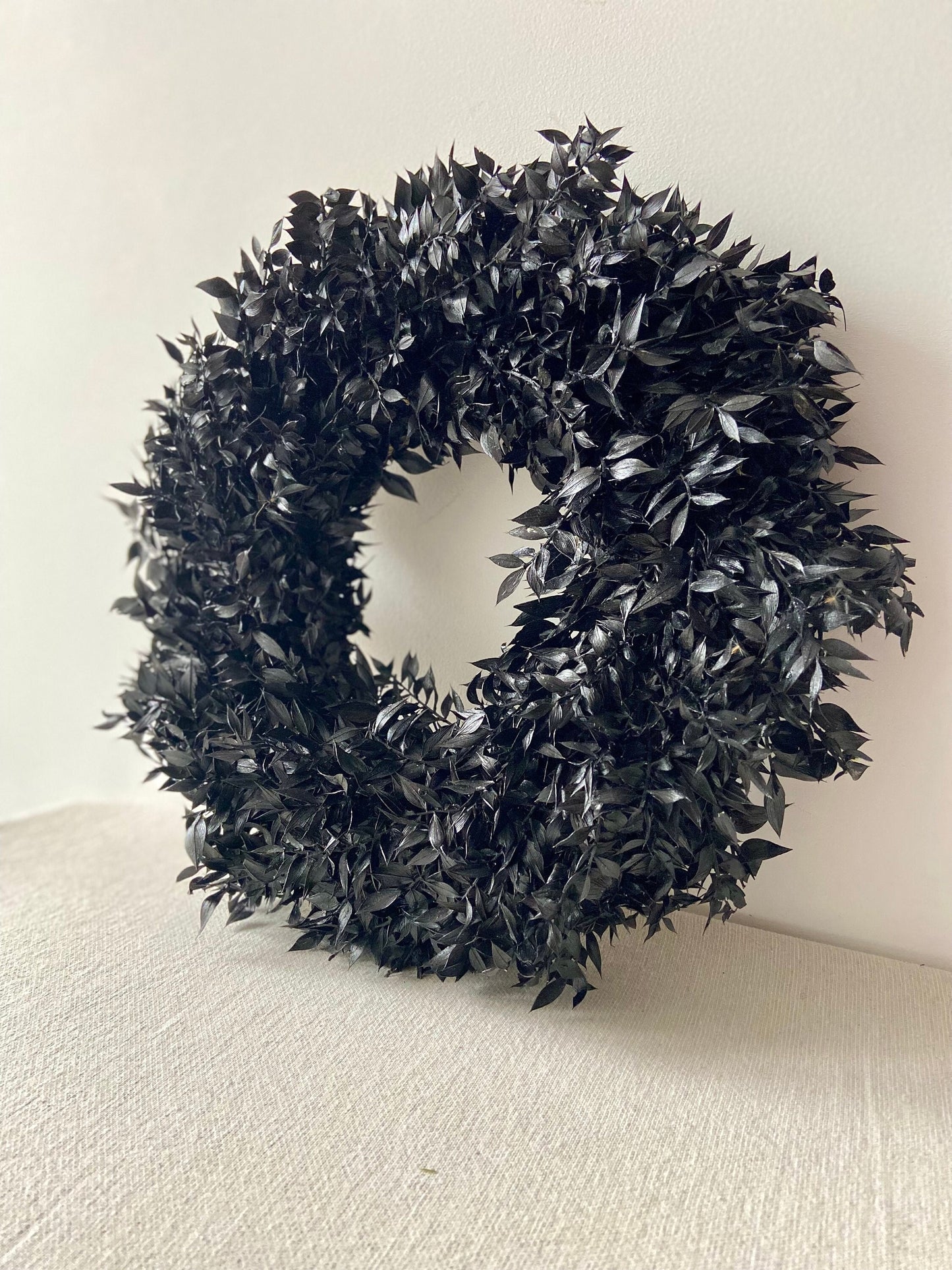 Kranz aus Ruskus | Schwarz | Trockenblumen | Home Decor | Blumenkranz | Ruskuskranz | Deko | Boho-Style | Skandinavisch