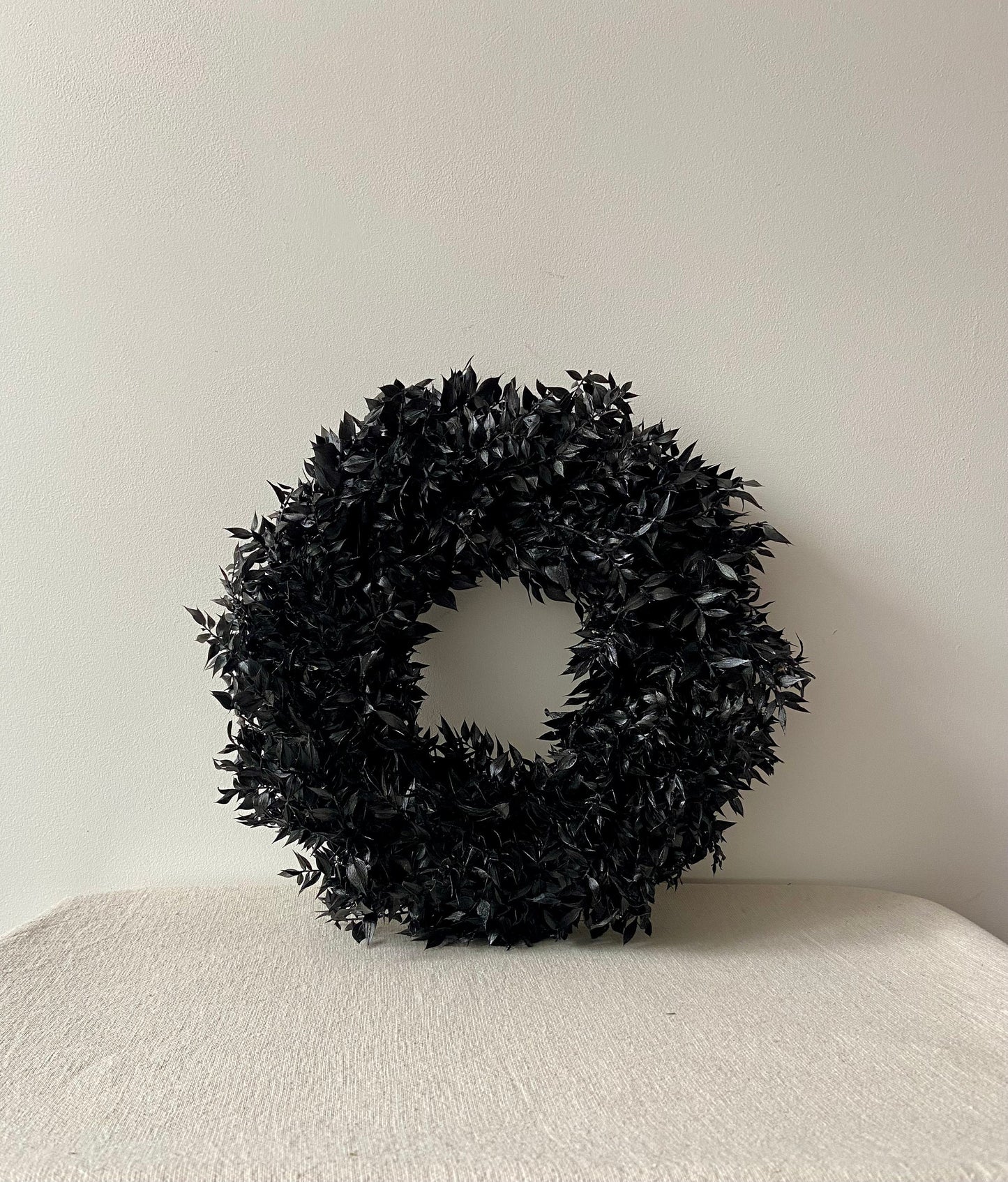 Kranz aus Ruskus | Schwarz | Trockenblumen | Home Decor | Blumenkranz | Ruskuskranz | Deko | Boho-Style | Skandinavisch