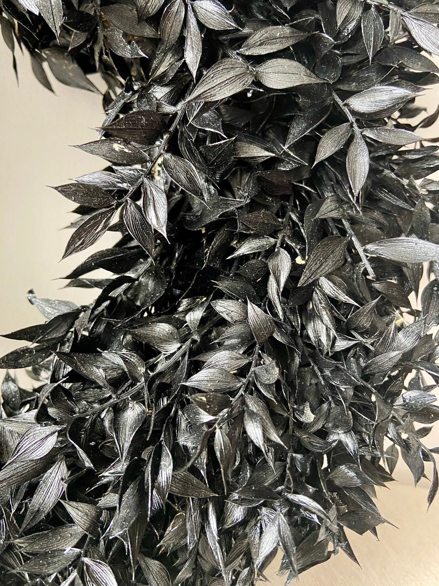 Kranz aus Ruskus | Schwarz | Trockenblumen | Home Decor | Blumenkranz | Ruskuskranz | Deko | Boho-Style | Skandinavisch