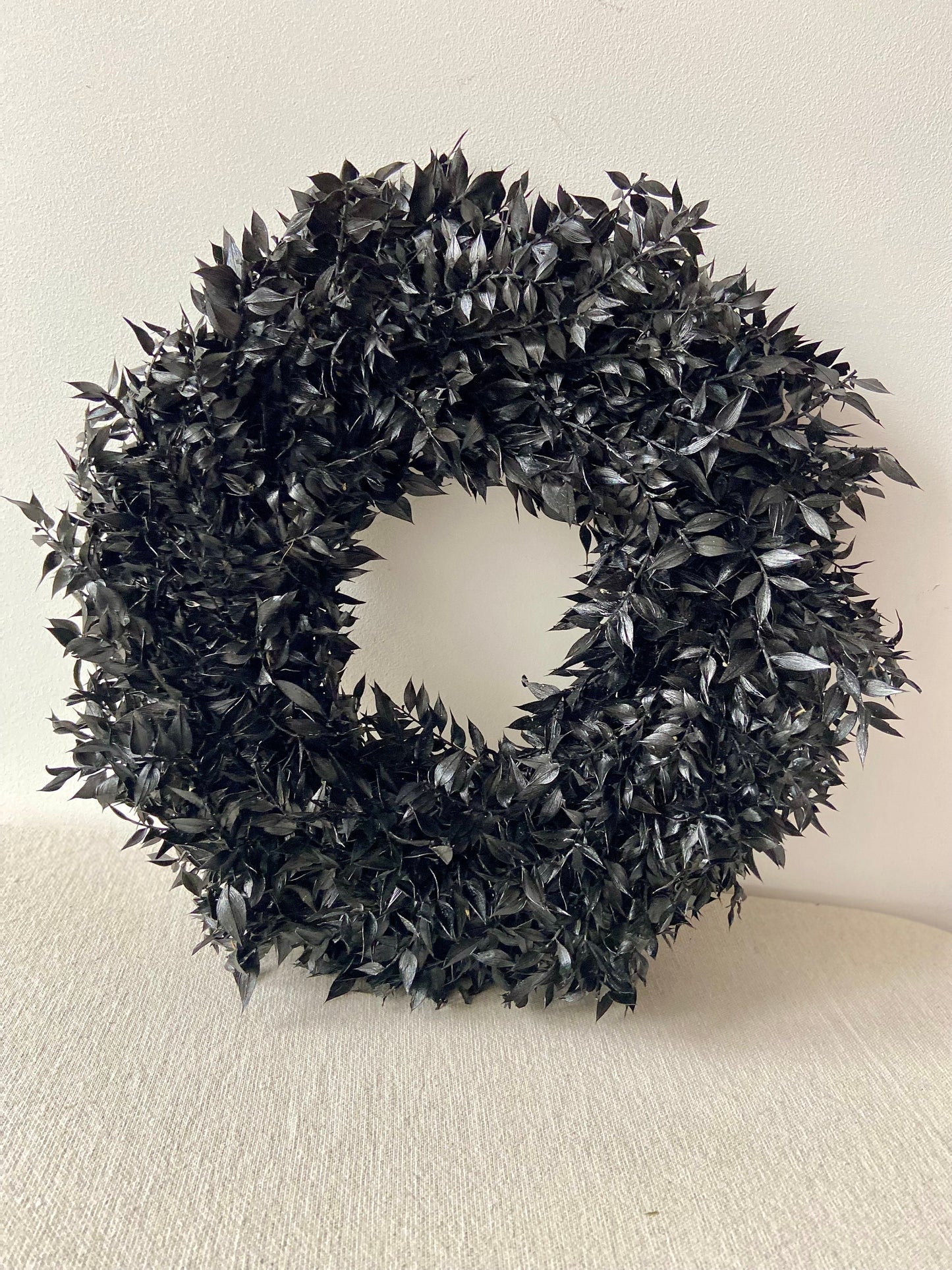 Kranz aus Ruskus | Schwarz | Trockenblumen | Home Decor | Blumenkranz | Ruskuskranz | Deko | Boho-Style | Skandinavisch