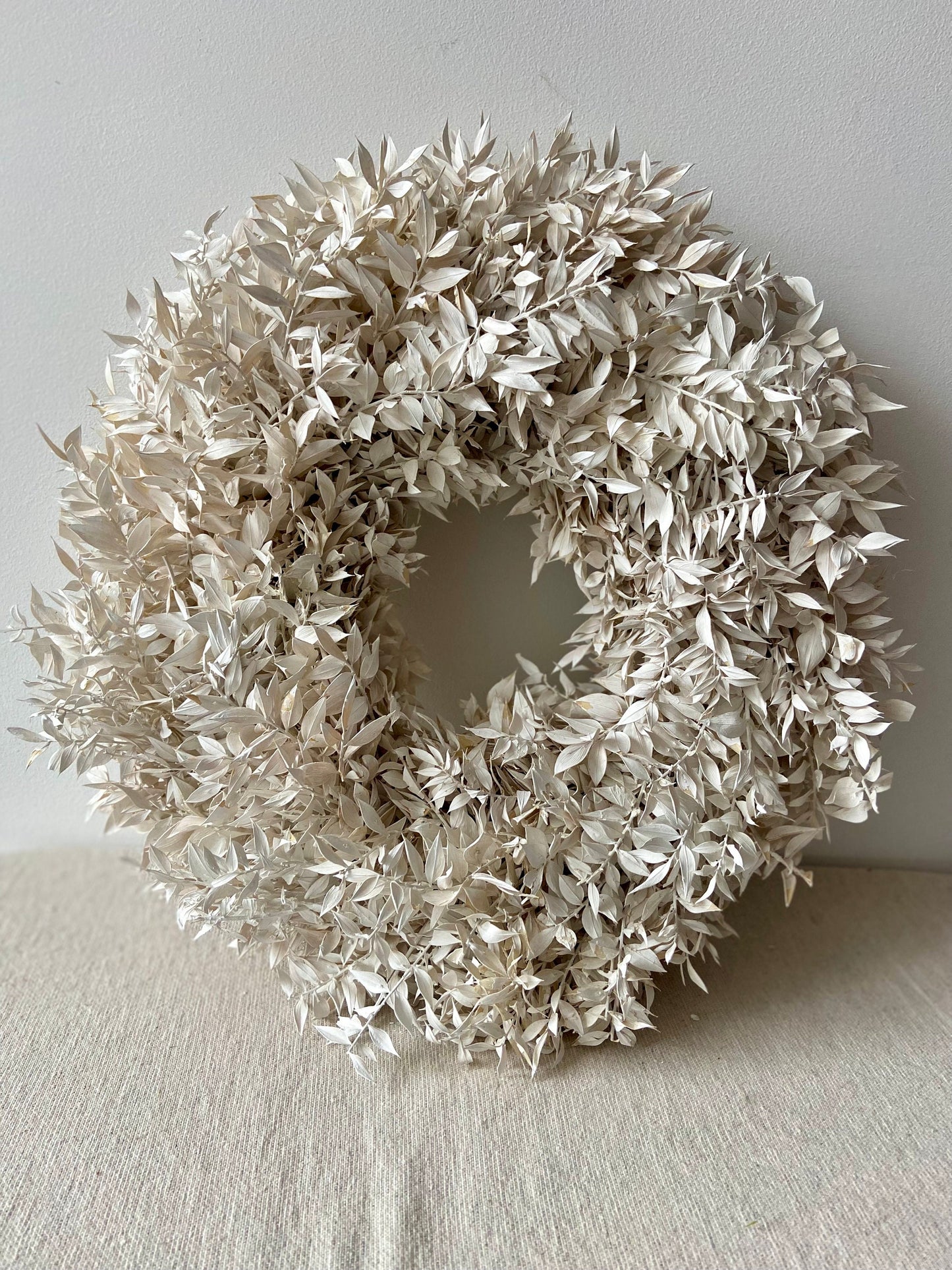Kranz aus Ruskus | weiß | Trockenblumen | Home Decor | Blumenkranz | Ruskuskranz | Deko | Boho-Style | Skandinavisch | Mäuseohr | Mäusedorn