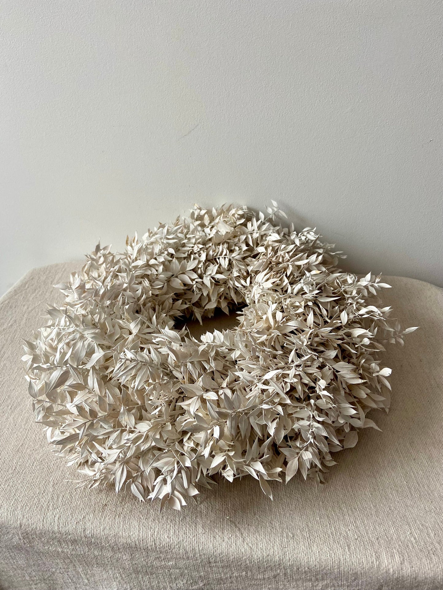 Kranz aus Ruskus | weiß | Trockenblumen | Home Decor | Blumenkranz | Ruskuskranz | Deko | Boho-Style | Skandinavisch | Mäuseohr | Mäusedorn