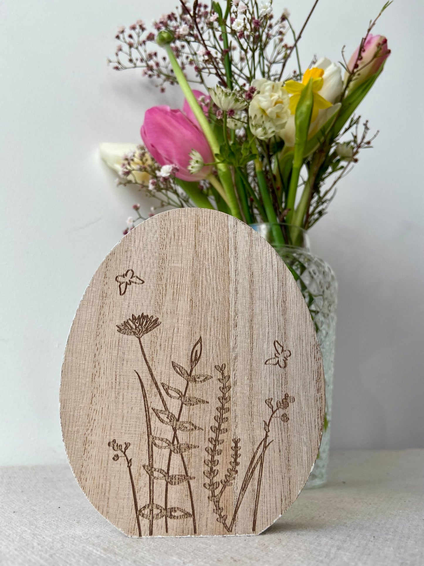 Holzhase mit Blüten | weiß | Blumenwiese | Osterhase | Holz | Frühling | Frühlingsdeko | Osterdeko | Ostern | Hase | Osterei