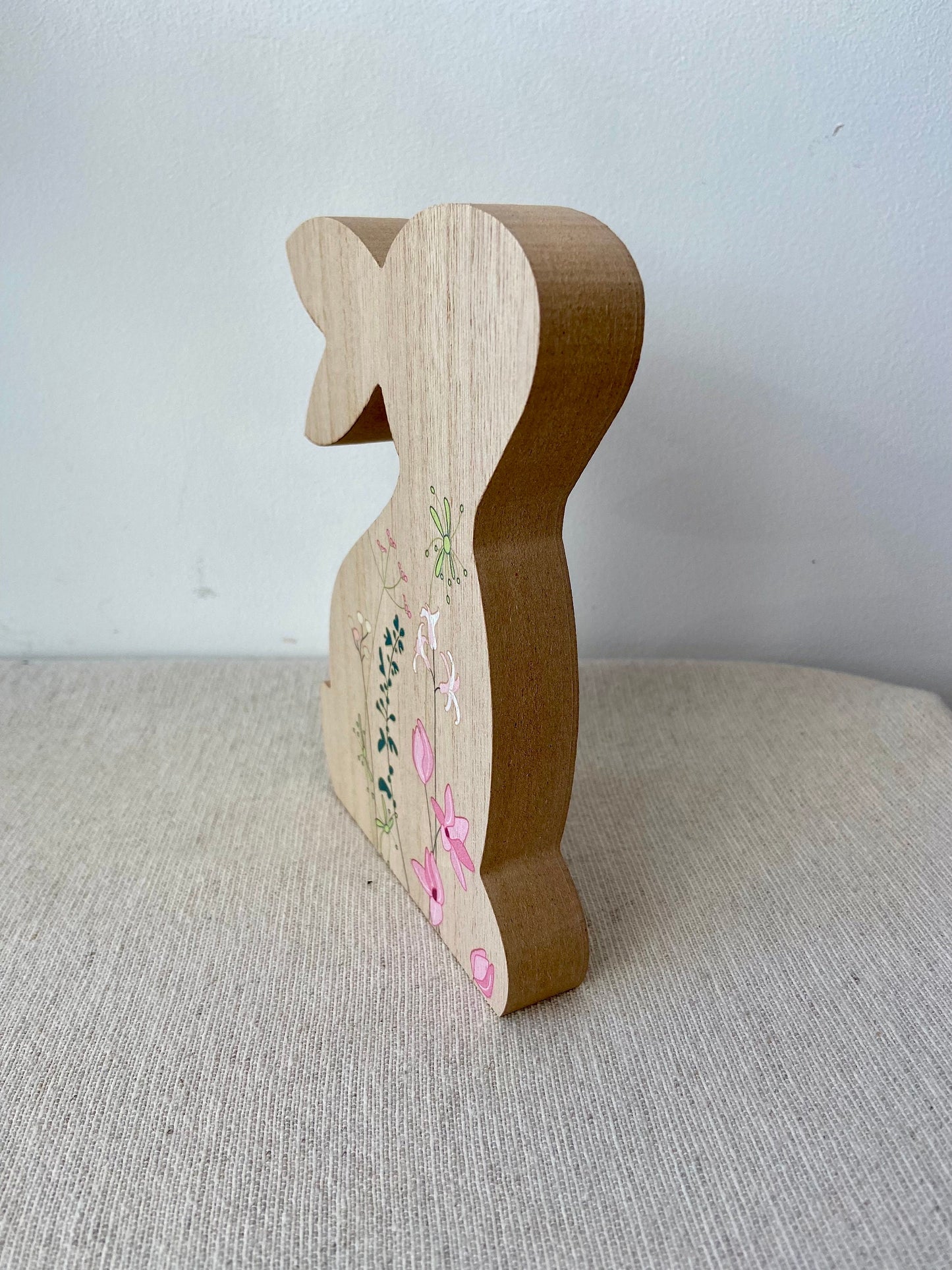 Holzhase mit Blüten | braun | Blumenwiese | Osterhase | Holz | Frühling | Frühlingsdeko | Osterdeko | Ostern | Hase