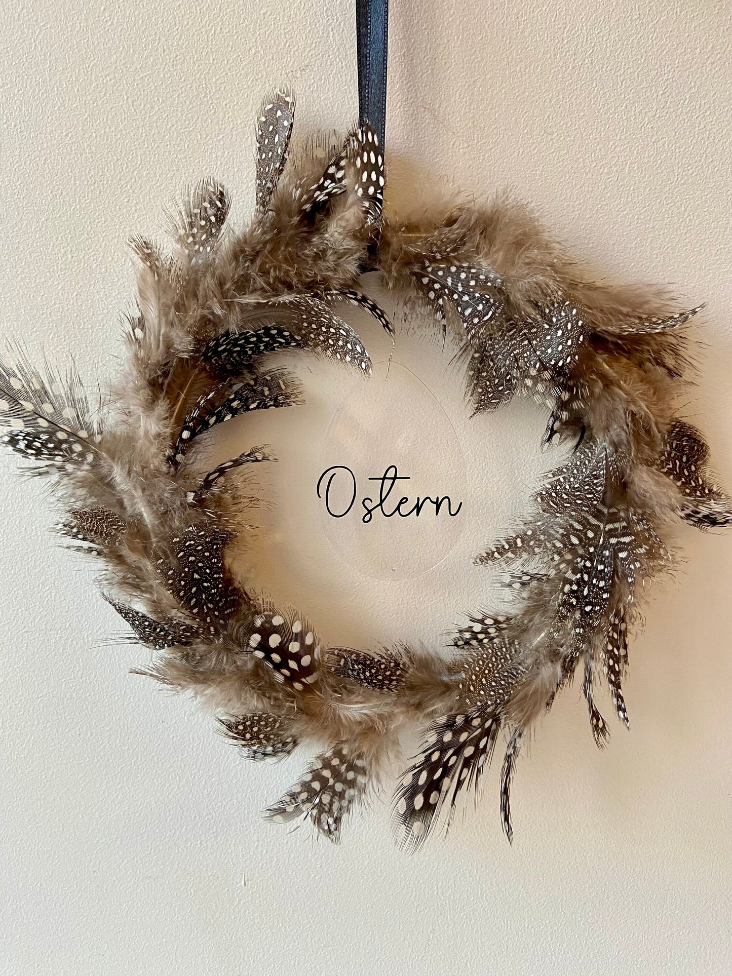 Perlhuhnfedernkranz | Federn | Ostern | Deko | Kranz | Türschmuck | Fensterdeko | klein aber fein | Osterschmuck | Schmuck fürs Zuhause
