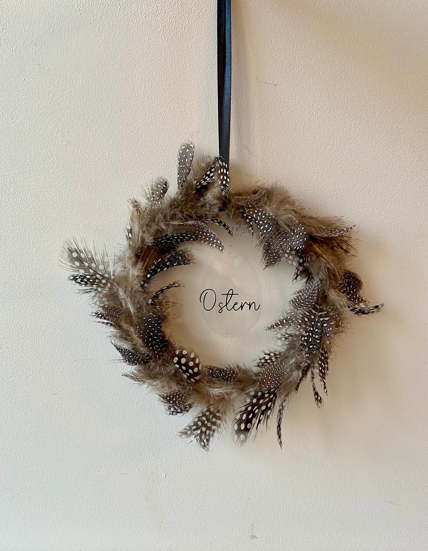Perlhuhnfedernkranz | Federn | Ostern | Deko | Kranz | Türschmuck | Fensterdeko | klein aber fein | Osterschmuck | Schmuck fürs Zuhause