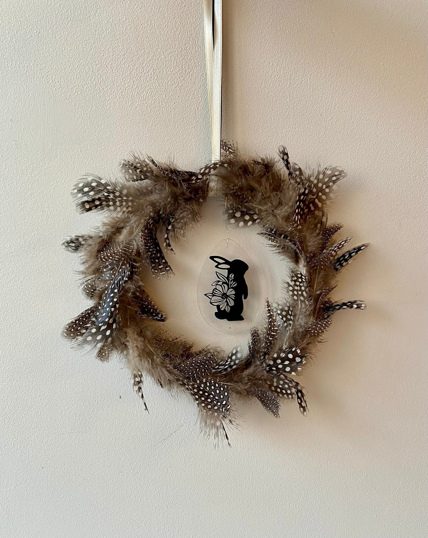 Perlhuhnfedernkranz | Federn | Ostern | Deko | Kranz | Türschmuck | Fensterdeko | klein aber fein | Osterschmuck | Schmuck fürs Zuhause