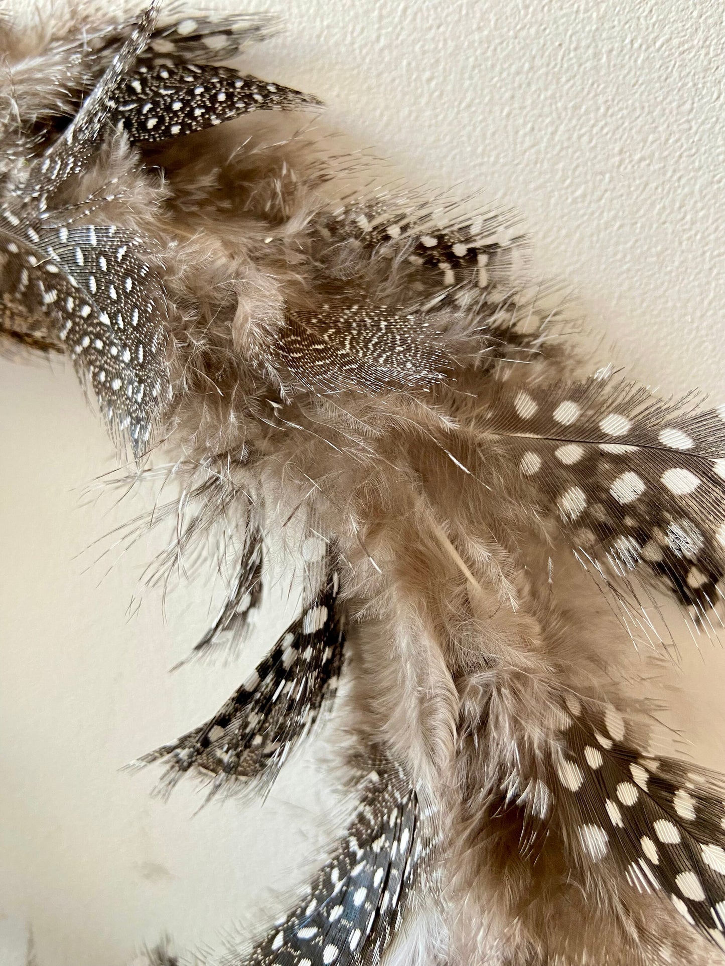 Perlhuhnfedernkranz | Federn | Ostern | Deko | Kranz | Türschmuck | Fensterdeko | klein aber fein | Osterschmuck | Schmuck fürs Zuhause