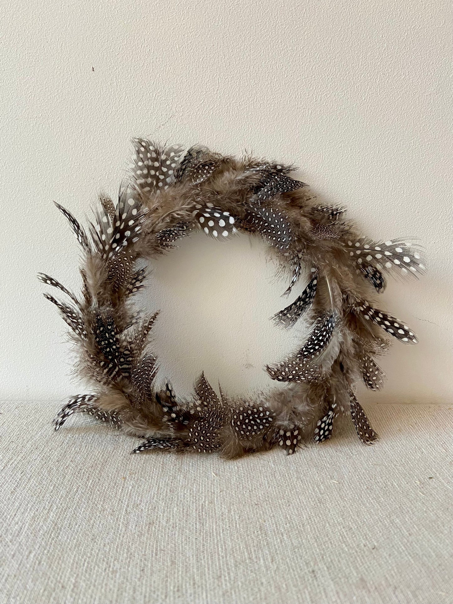 Perlhuhnfedernkranz | Federn | Ostern | Deko | Kranz | Türschmuck | Fensterdeko | klein aber fein | Osterschmuck | Schmuck fürs Zuhause
