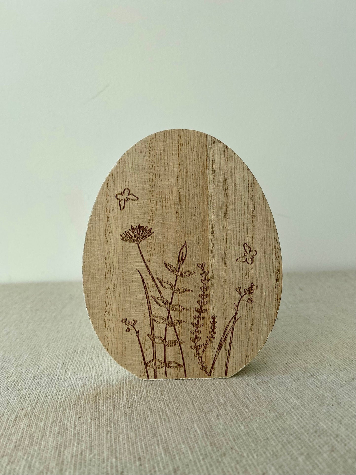 Holzhase mit Blüten | weiß | Blumenwiese | Osterhase | Holz | Frühling | Frühlingsdeko | Osterdeko | Ostern | Hase | Osterei