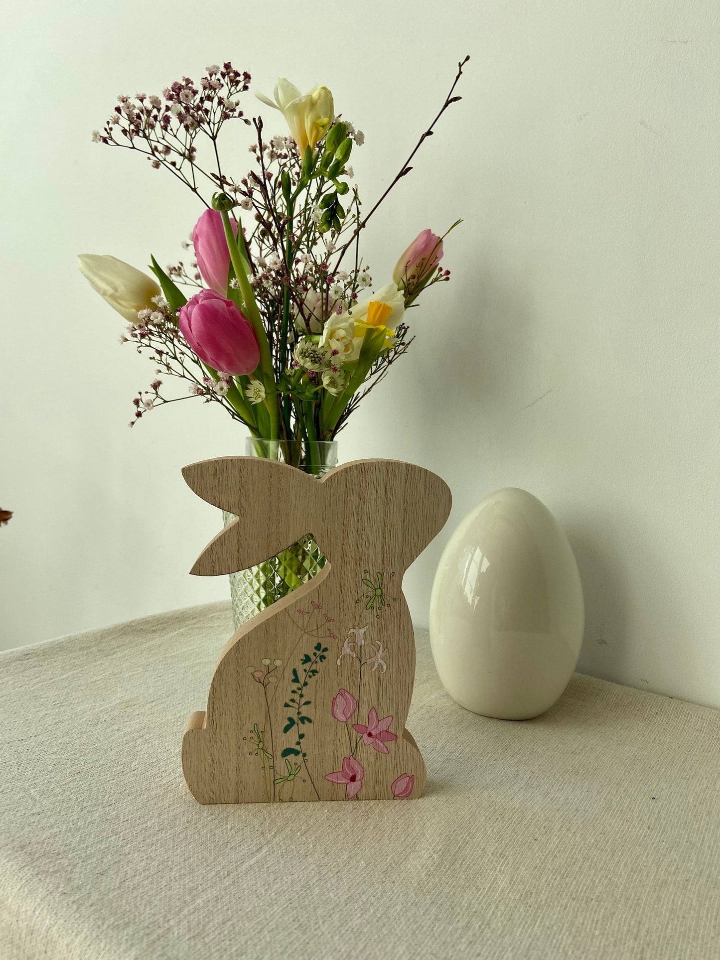 Holzhase mit Blüten | braun | Blumenwiese | Osterhase | Holz | Frühling | Frühlingsdeko | Osterdeko | Ostern | Hase
