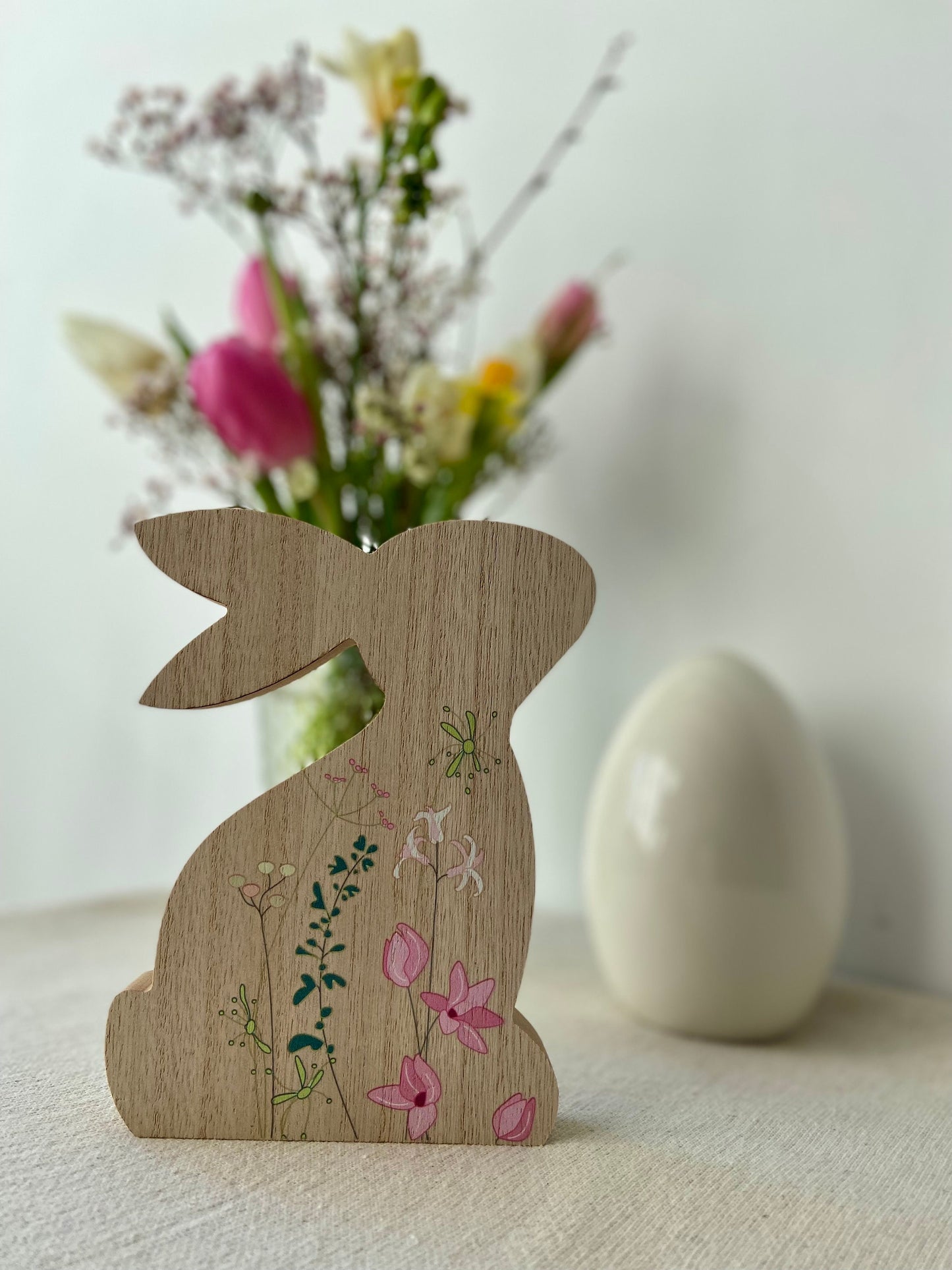 Holzhase mit Blüten | braun | Blumenwiese | Osterhase | Holz | Frühling | Frühlingsdeko | Osterdeko | Ostern | Hase