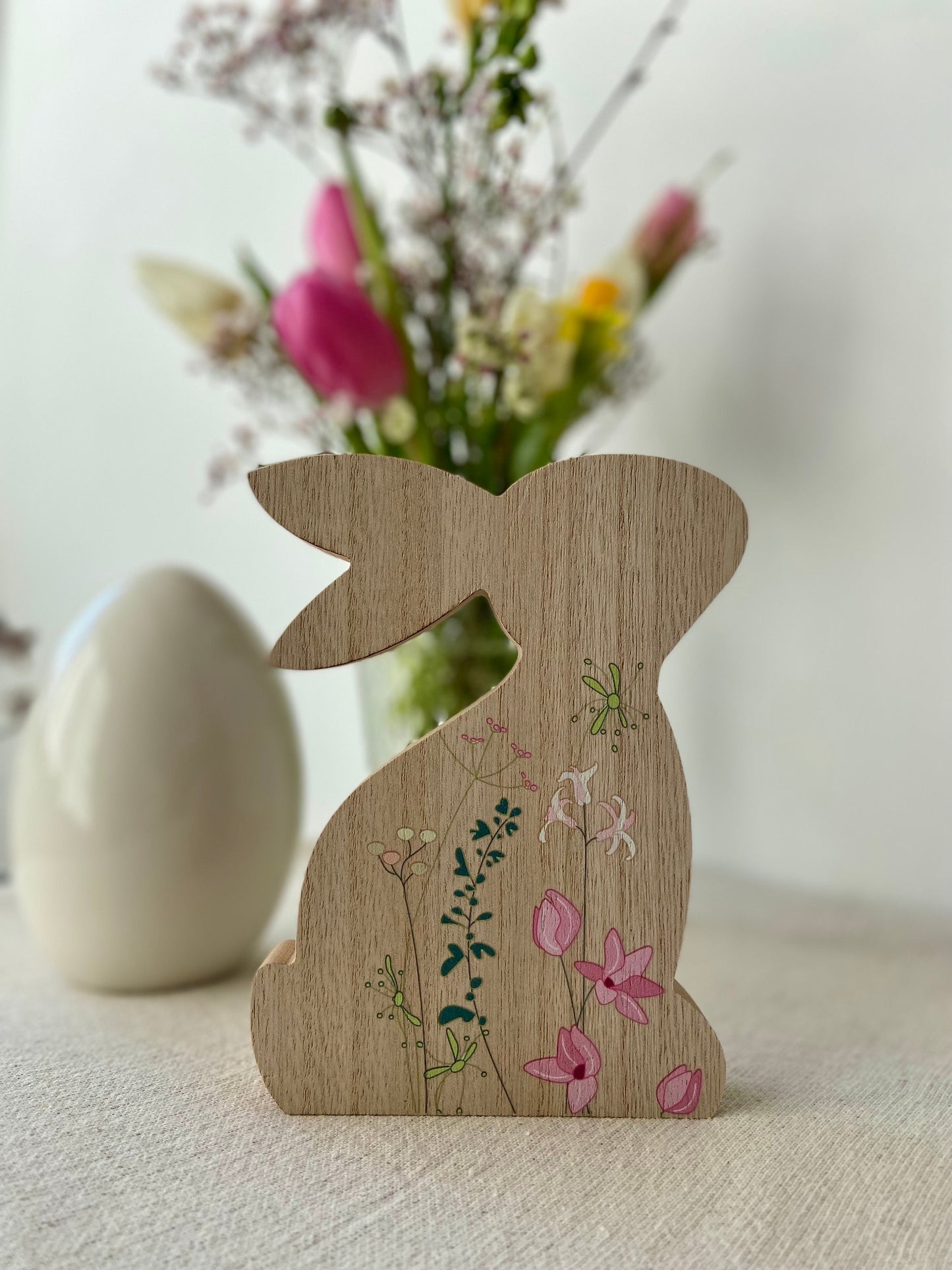 Holzhase mit Blüten | braun | Blumenwiese | Osterhase | Holz | Frühling | Frühlingsdeko | Osterdeko | Ostern | Hase