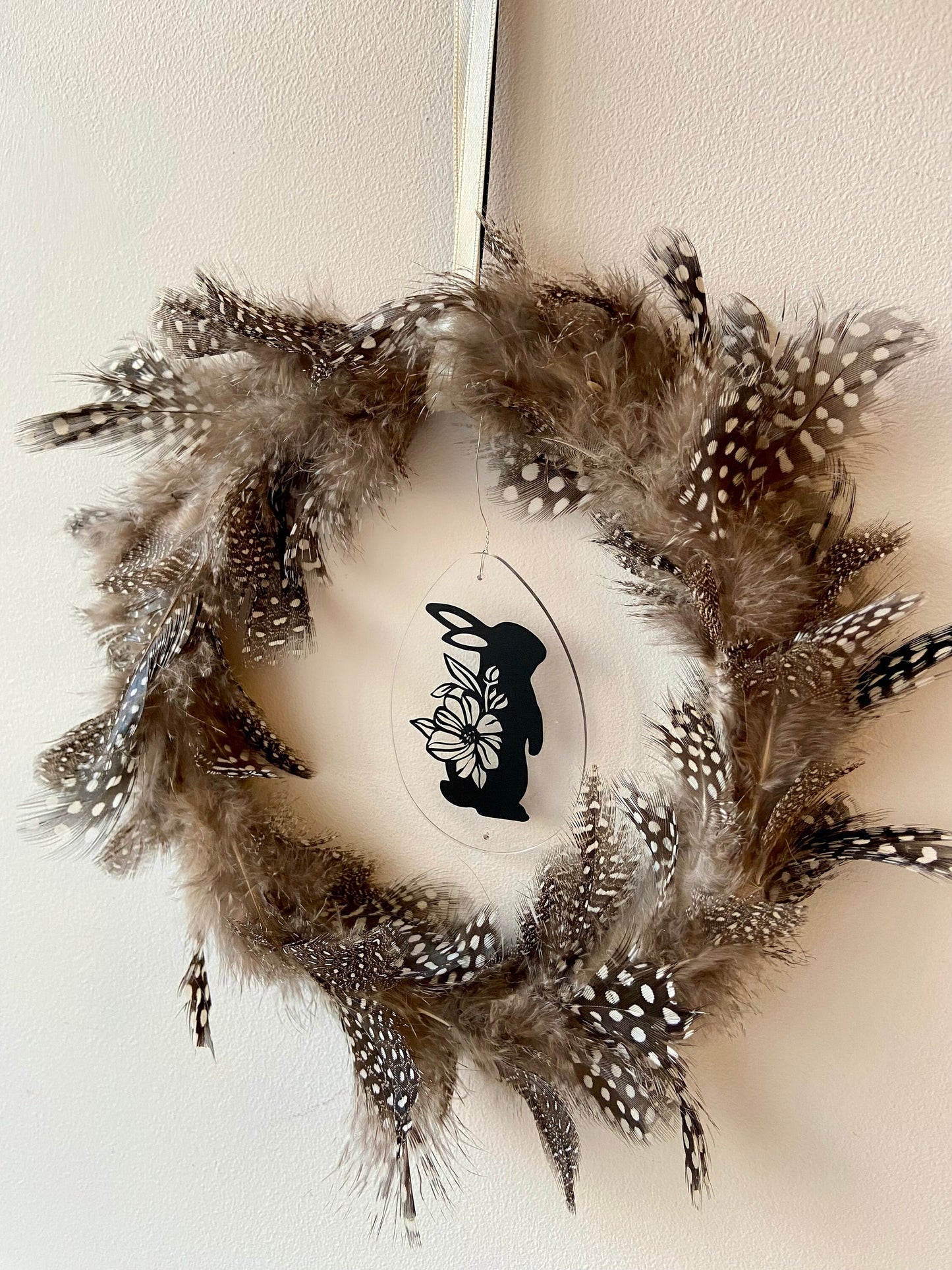 Perlhuhnfedernkranz | Federn | Ostern | Deko | Kranz | Türschmuck | Fensterdeko | klein aber fein | Osterschmuck | Schmuck fürs Zuhause
