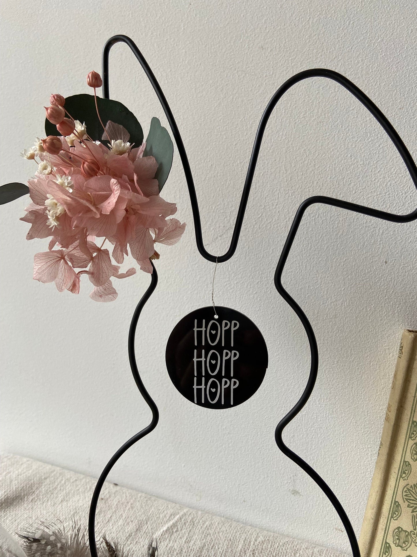 Osterhase mit Blüten und Osteranhänger | Metall Hase stehend | Frühlingsdeko | Osterdekoration | Ostern | Hase | Frühling | Knickohrhase