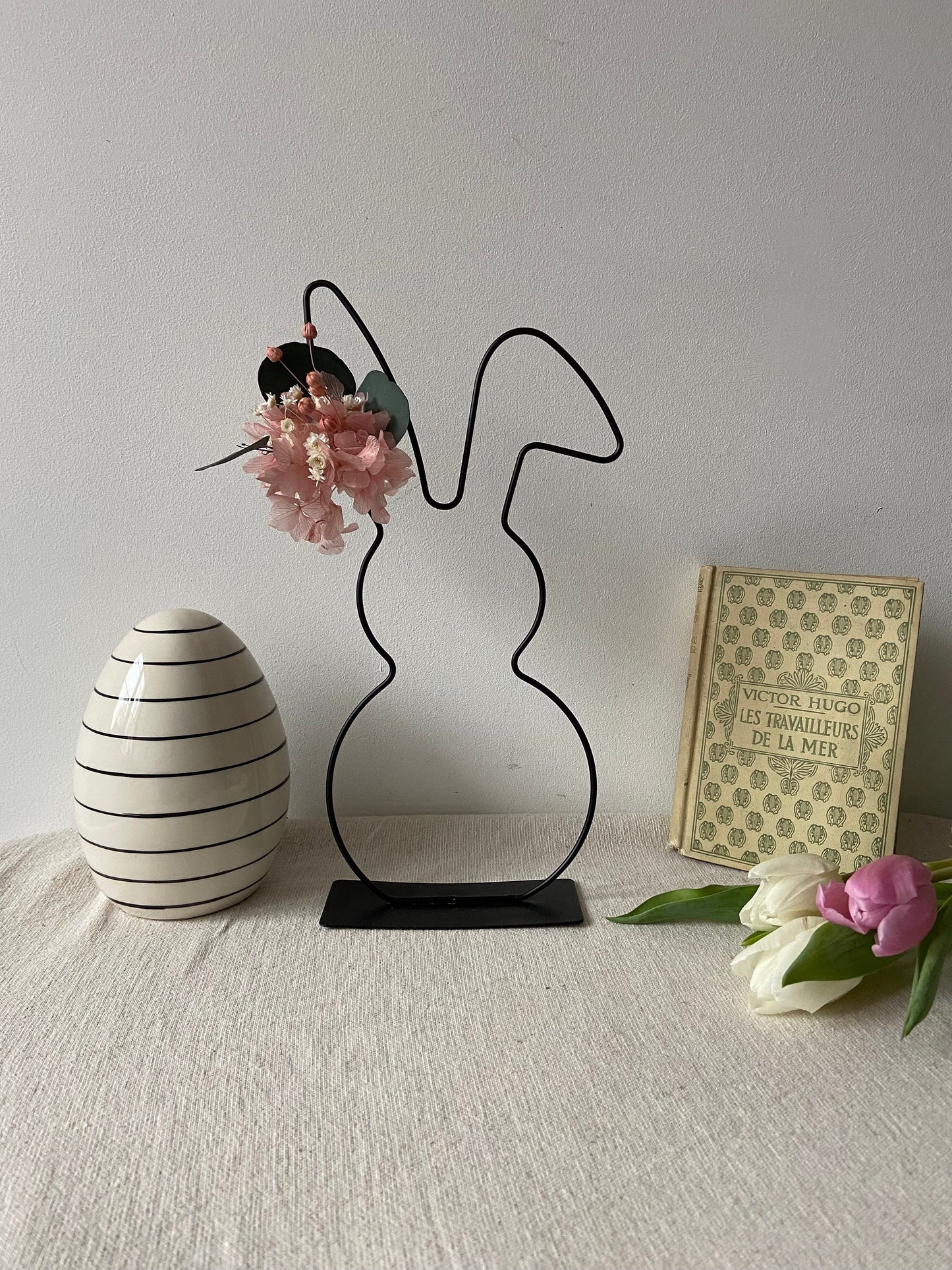 Osterhase mit Blüten und Osteranhänger | Metall Hase stehend | Frühlingsdeko | Osterdekoration | Ostern | Hase | Frühling | Knickohrhase