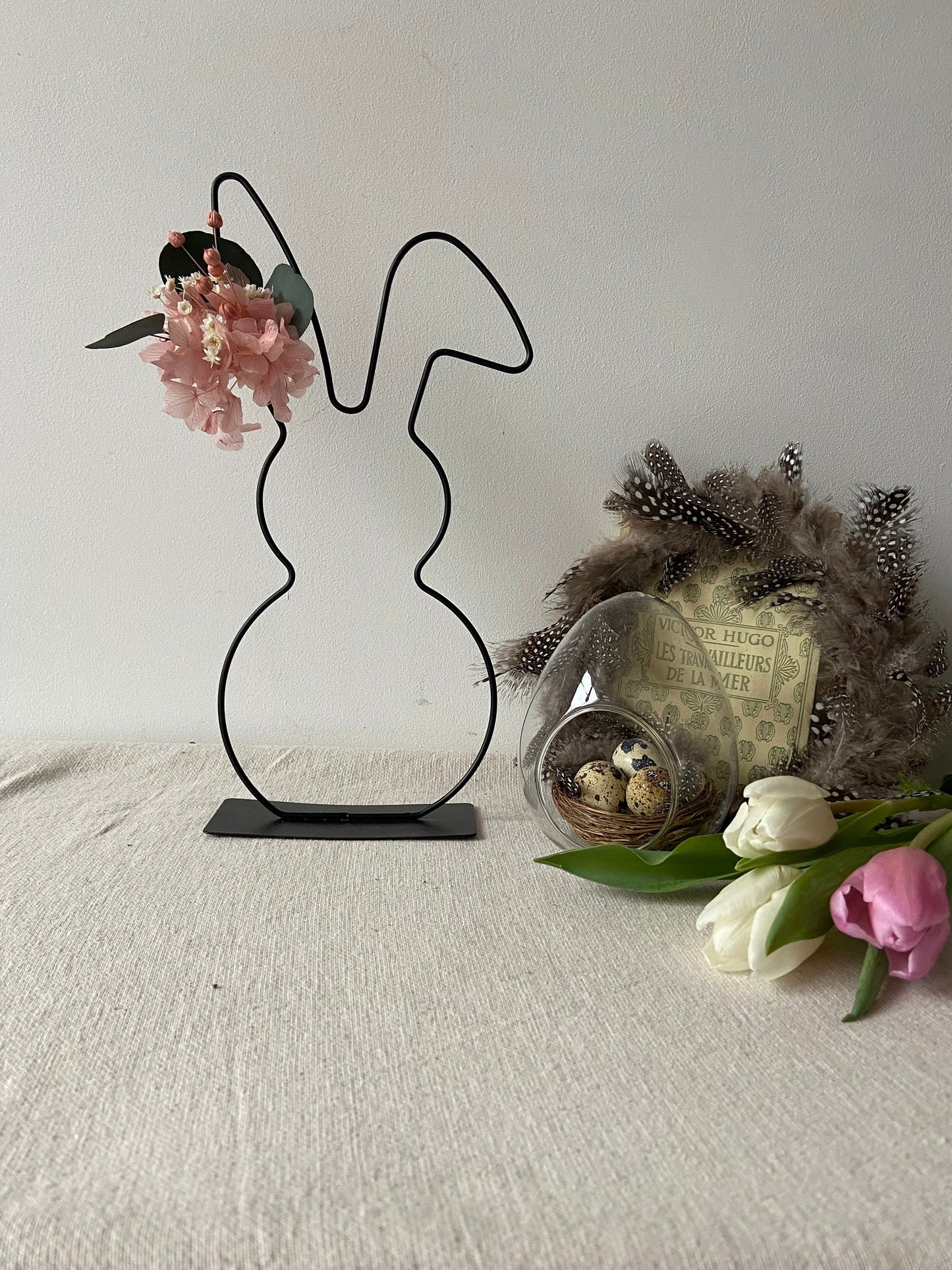 Osterhase mit Blüten und Osteranhänger | Metall Hase stehend | Frühlingsdeko | Osterdekoration | Ostern | Hase | Frühling | Knickohrhase