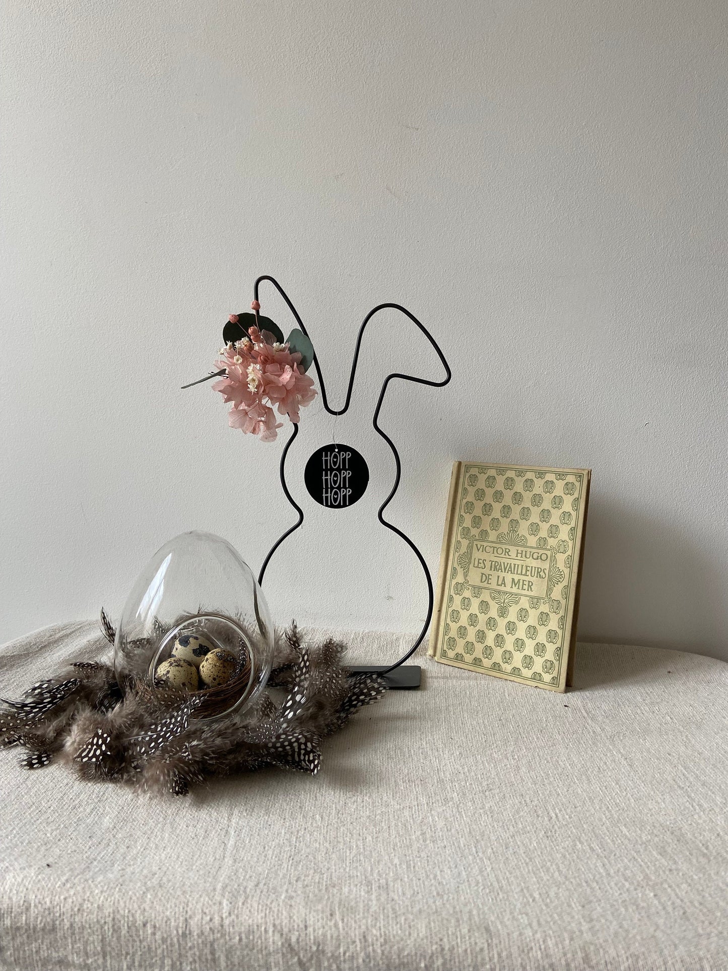 Osterhase mit Blüten und Osteranhänger | Metall Hase stehend | Frühlingsdeko | Osterdekoration | Ostern | Hase | Frühling | Knickohrhase