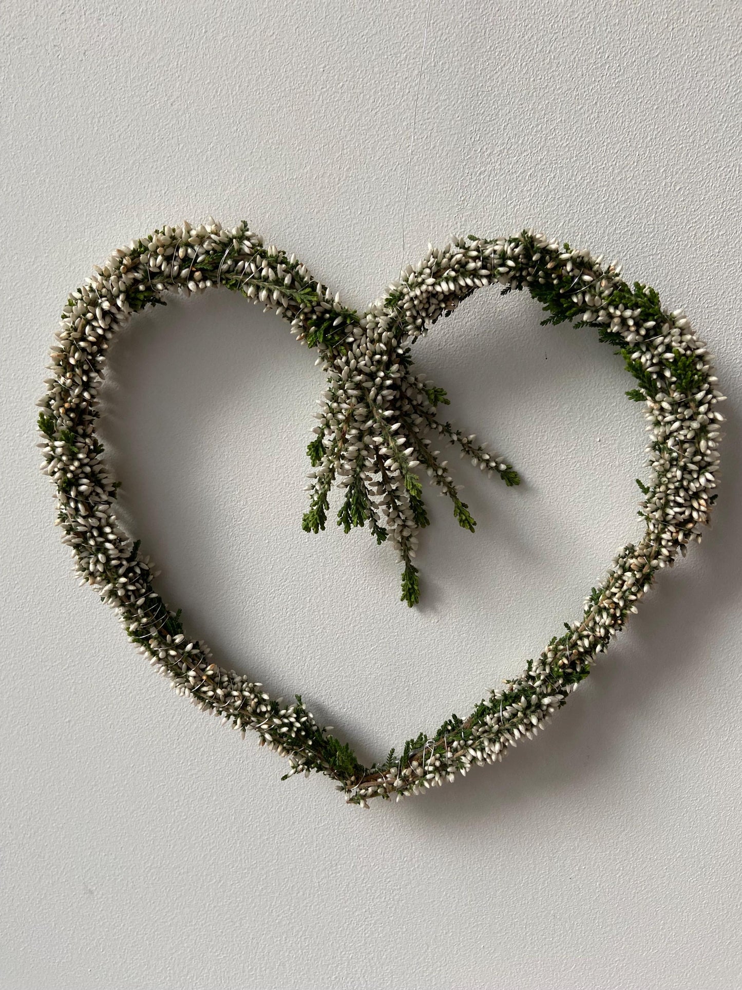 Herz aus Heide weiß | Türschmuck | Fensterschmuck | Heideherz | Advent | Weihnachten | Deko | Naturdeko | Herz | Erika | weiß | Herbst