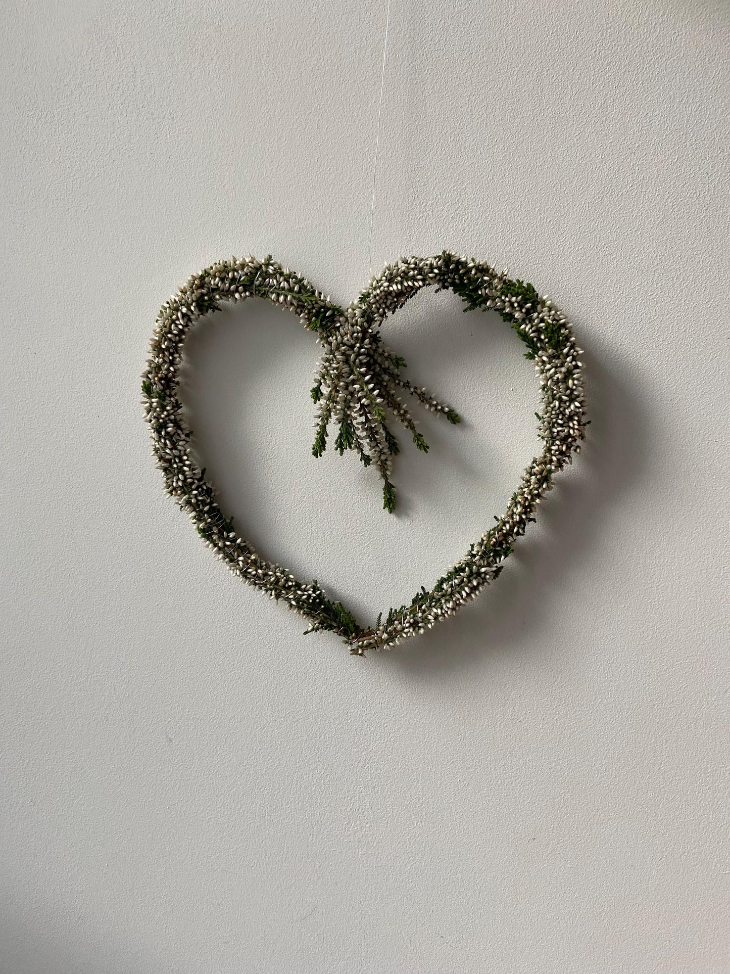 Herz aus Heide weiß | Türschmuck | Fensterschmuck | Heideherz | Advent | Weihnachten | Deko | Naturdeko | Herz | Erika | weiß | Herbst