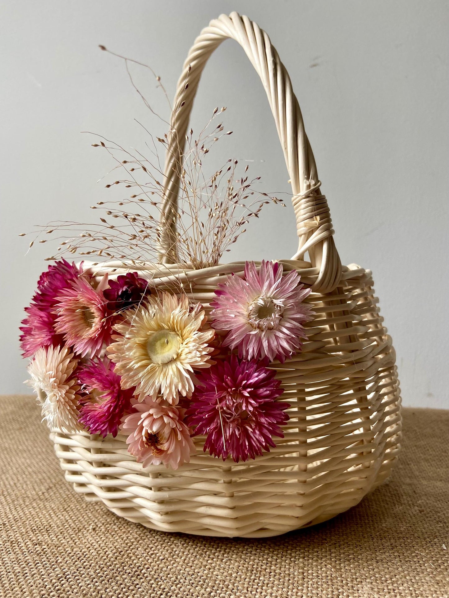 Korb weiß mit Blüten | Weidenkörbchen | Dekokorb | Weidenkorb | Suchkörbchen | Blütenkorb Hochzeiten | Blumenmädchen